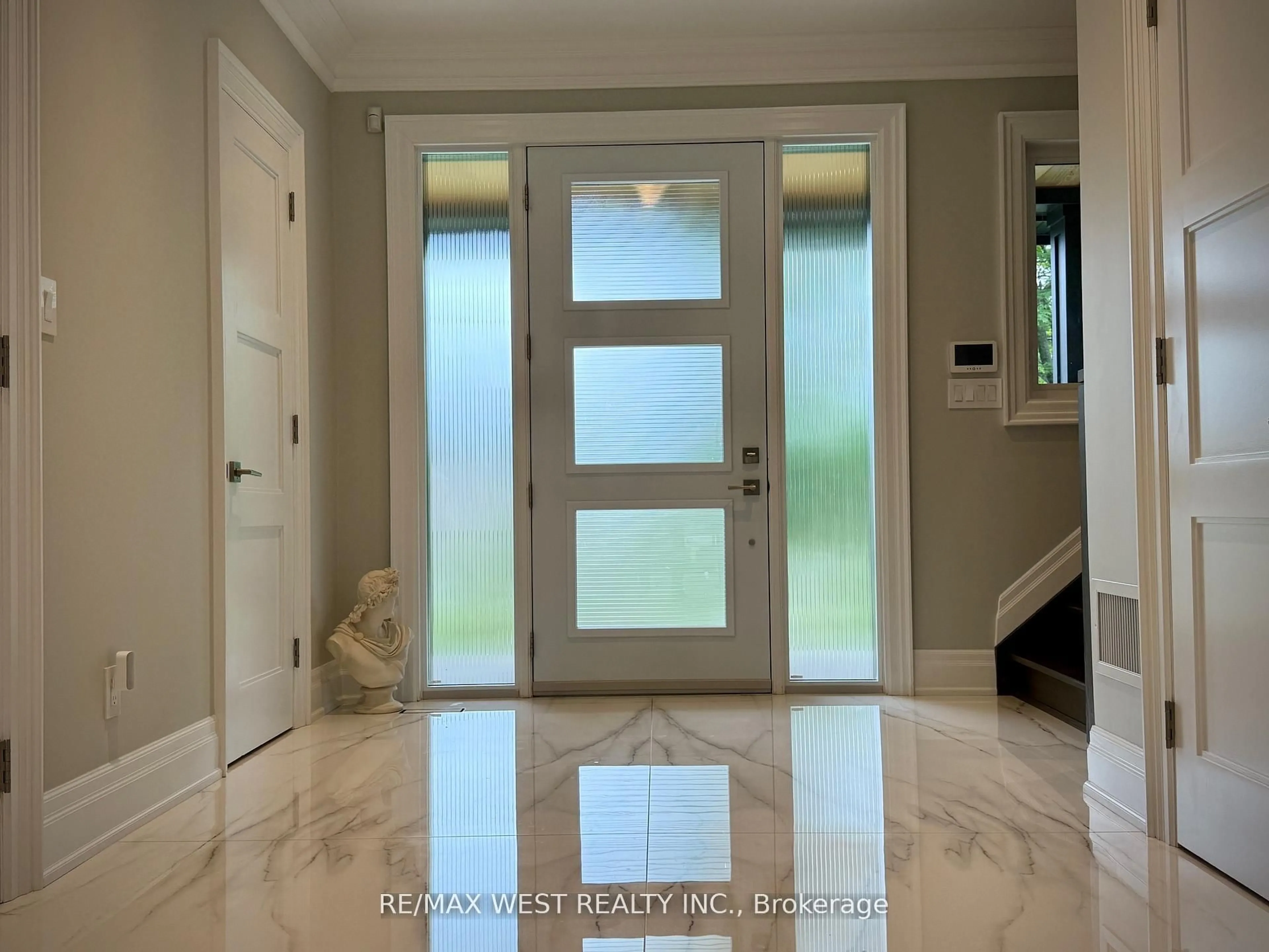 Indoor entryway for 18 Windy Ridge Dr, Toronto Ontario M1M 1H5