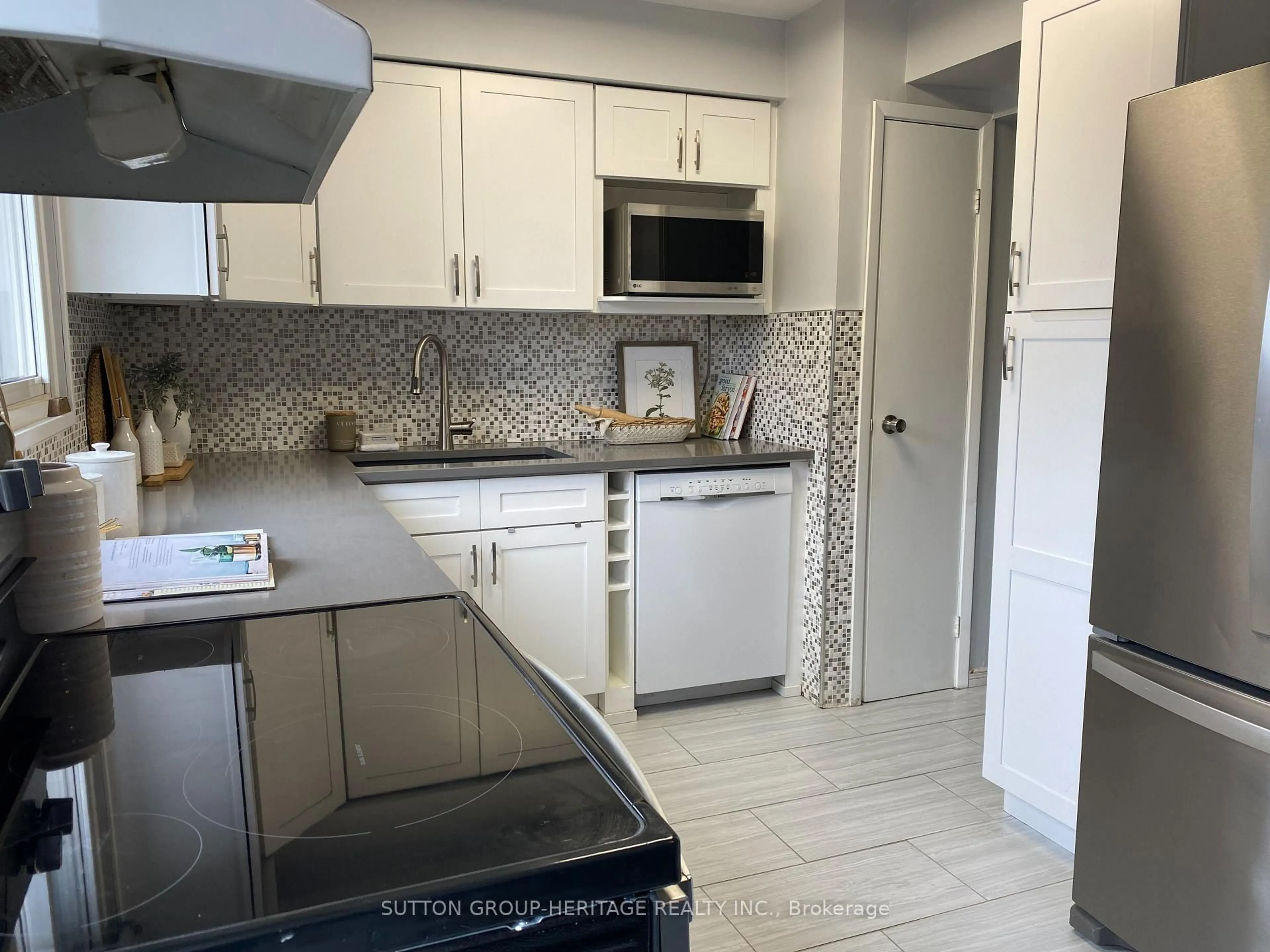Standard kitchen, ceramic/tile floor for 221 Ormond Dr #11, Oshawa Ontario L1G 6T7