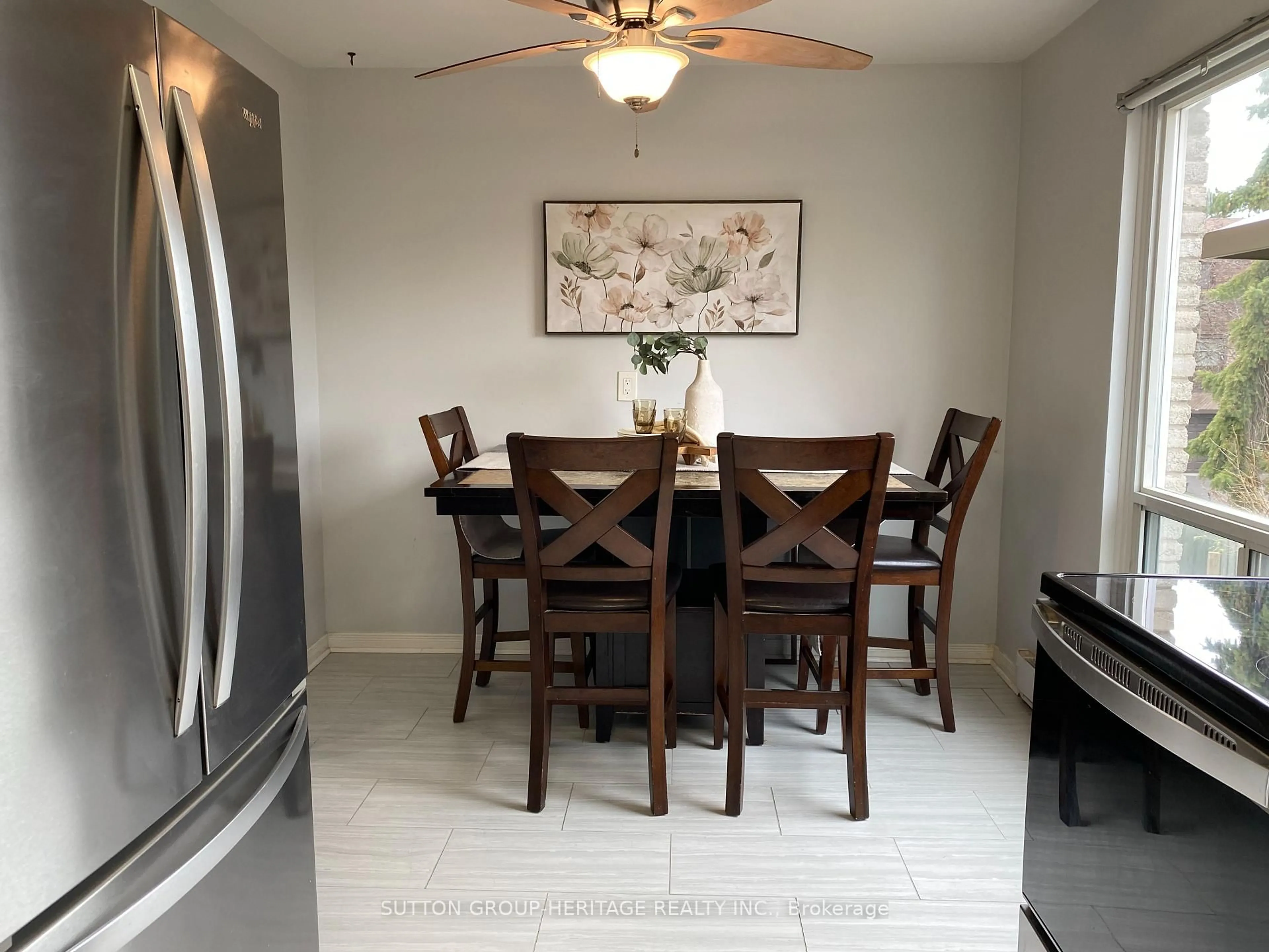Dining room, ceramic/tile floor for 221 Ormond Dr #11, Oshawa Ontario L1G 6T7