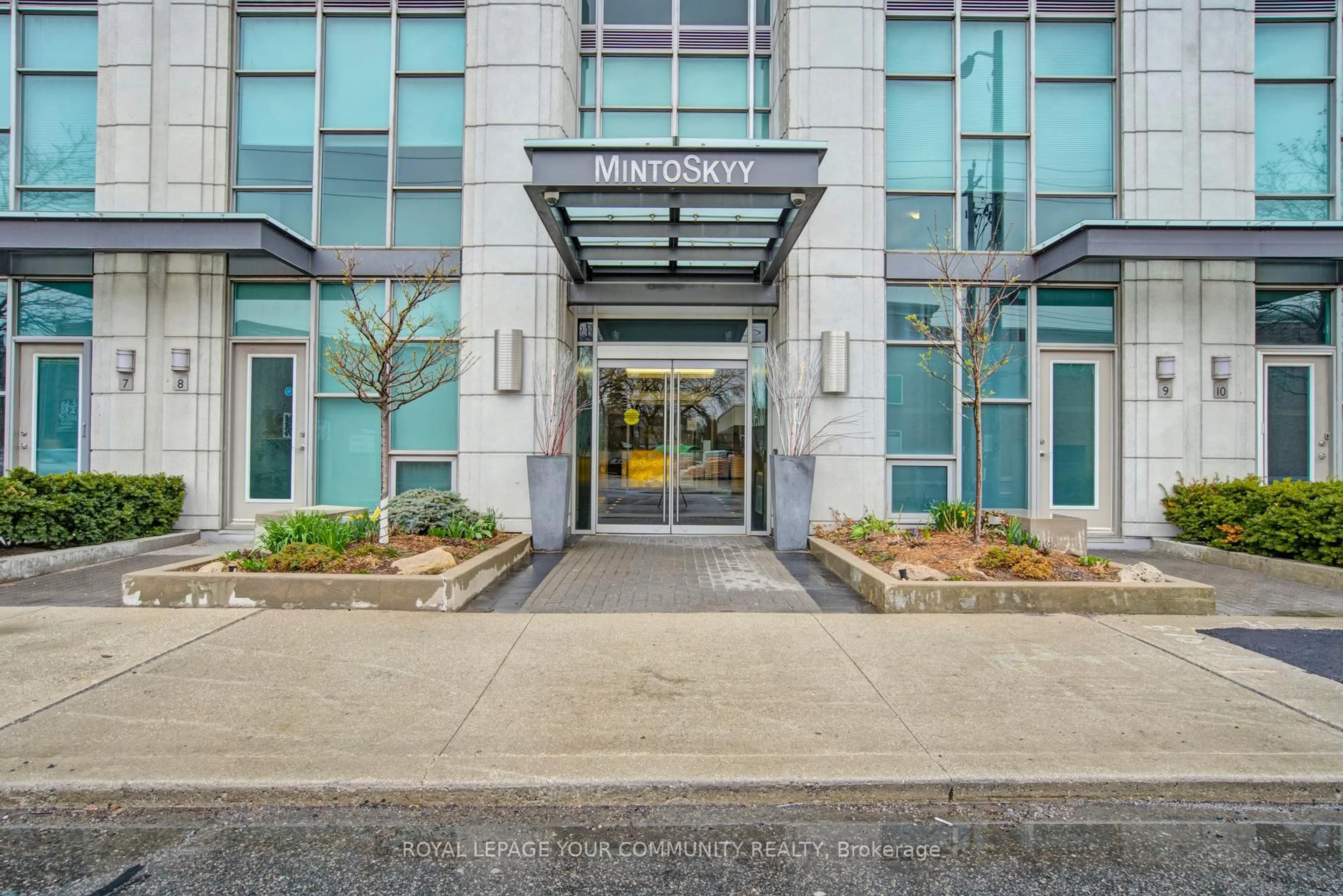 Indoor foyer for 1048 Broadview Ave #1806, Toronto Ontario M4K 2B8