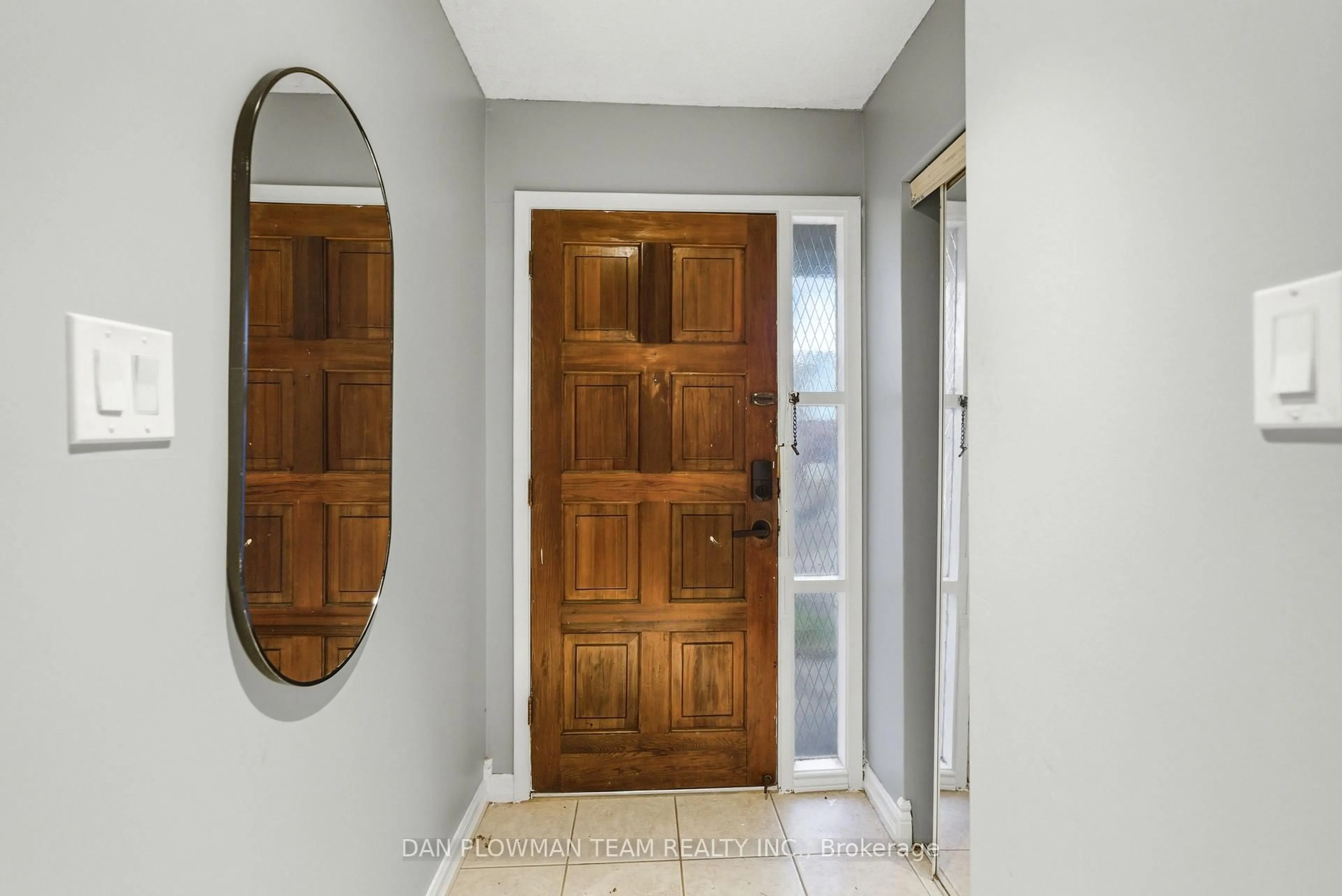 Indoor entryway for 366 Rosedale Dr, Whitby Ontario L1N 1Z4