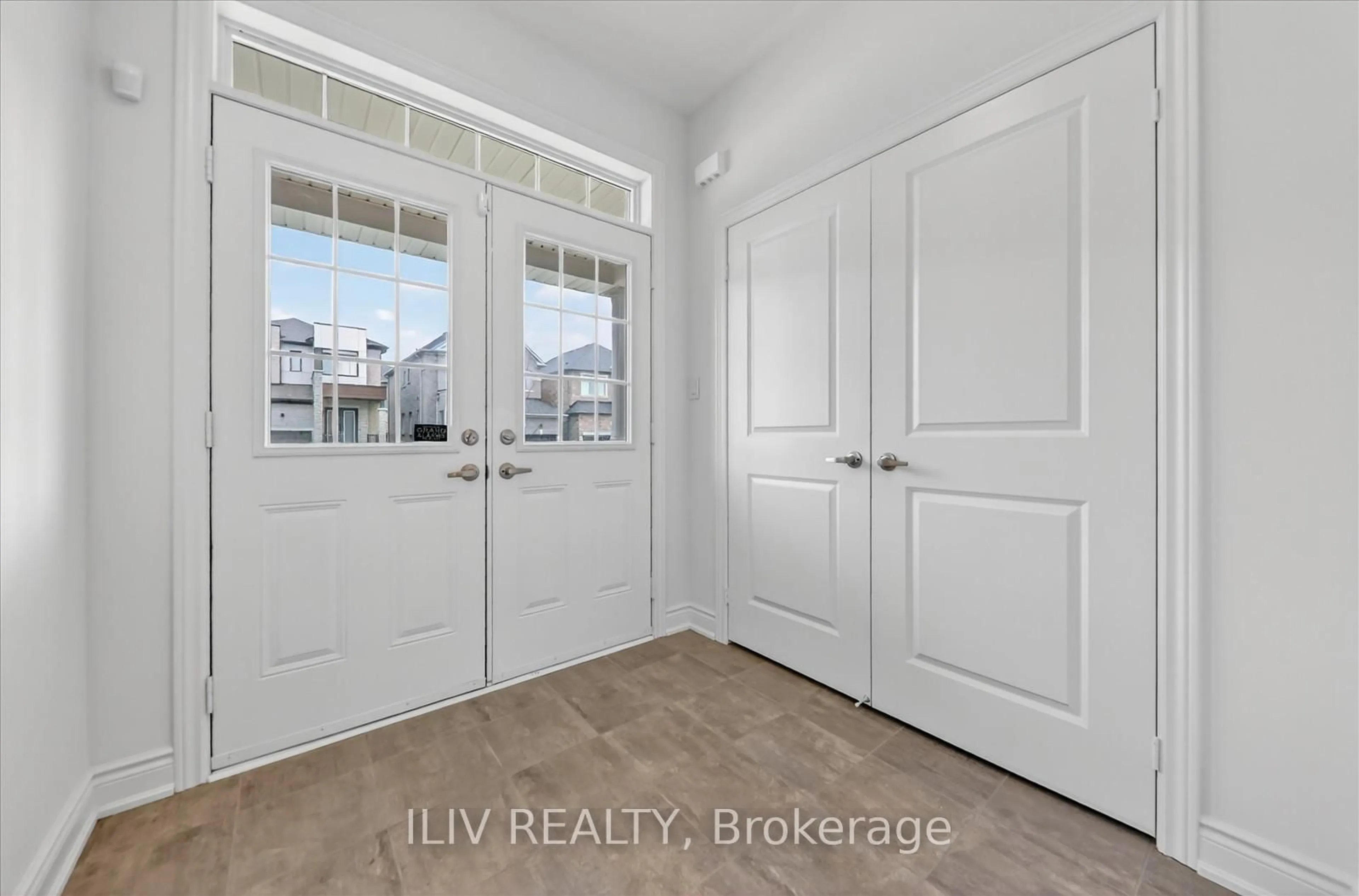 Indoor entryway for 2247 Crystal Dr, Oshawa Ontario L1L 0W7