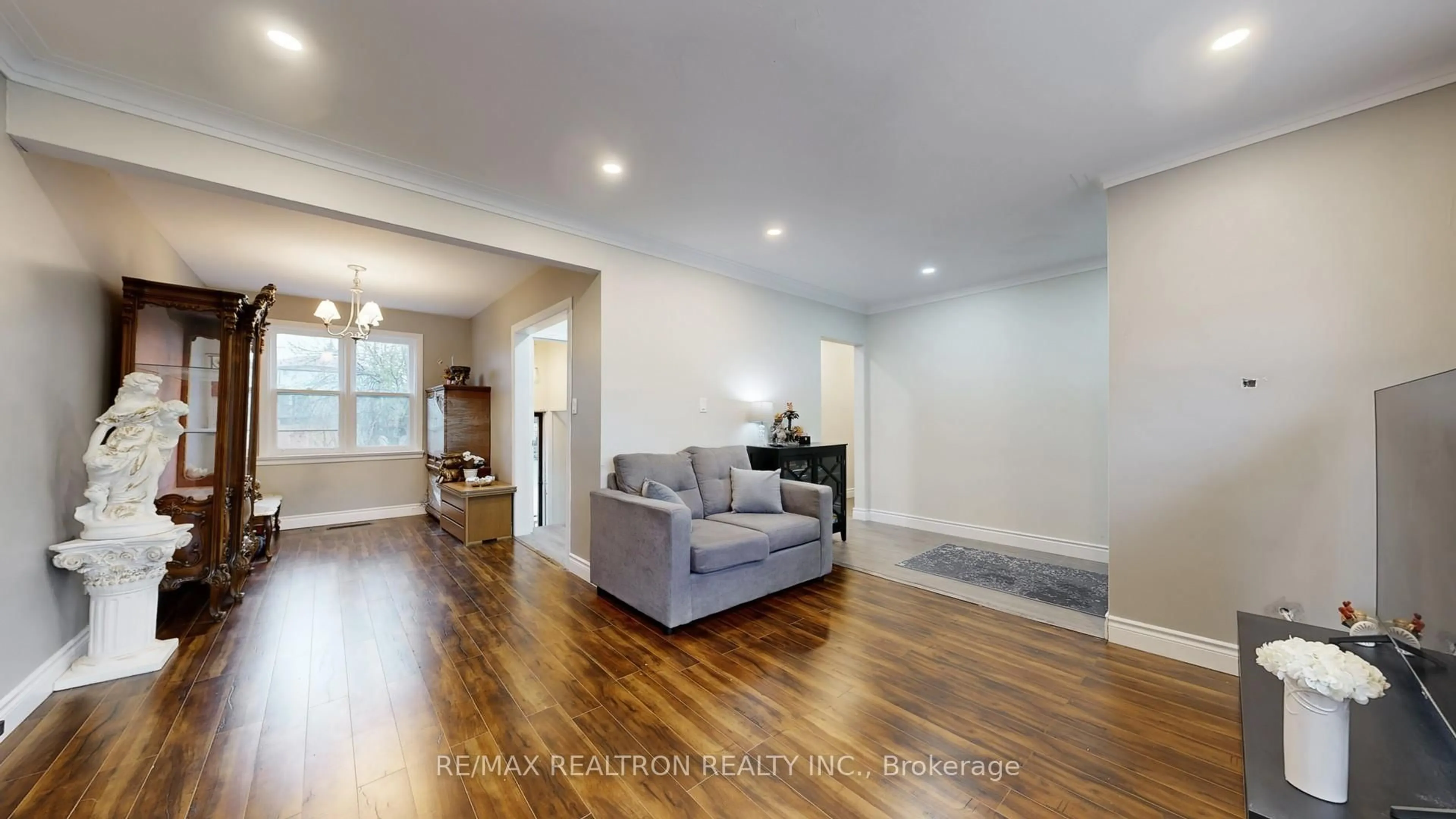Living room with furniture, wood/laminate floor for 95 Reidmount Ave, Toronto Ontario M1S 1B6