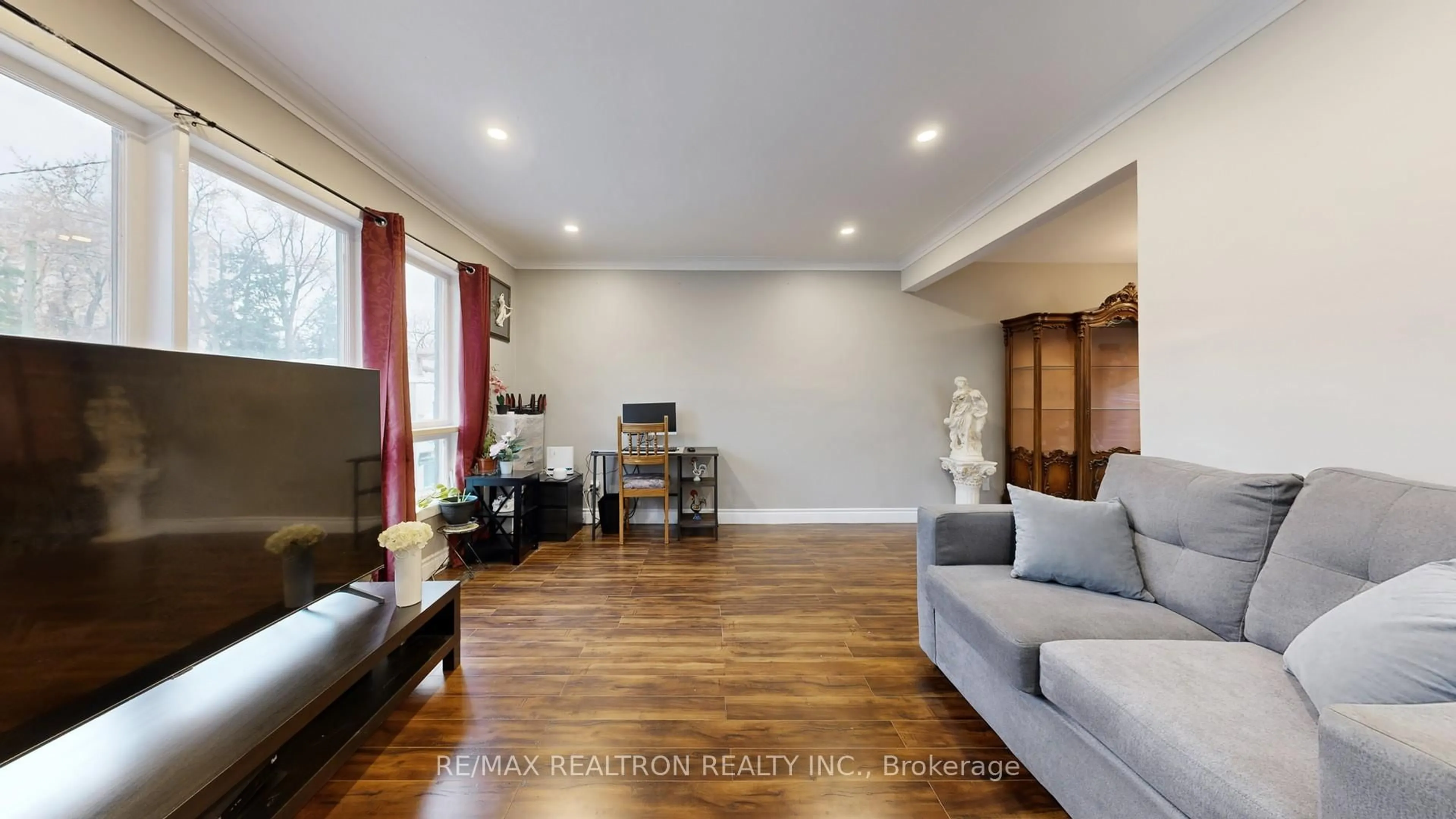 Living room with furniture, wood/laminate floor for 95 Reidmount Ave, Toronto Ontario M1S 1B6