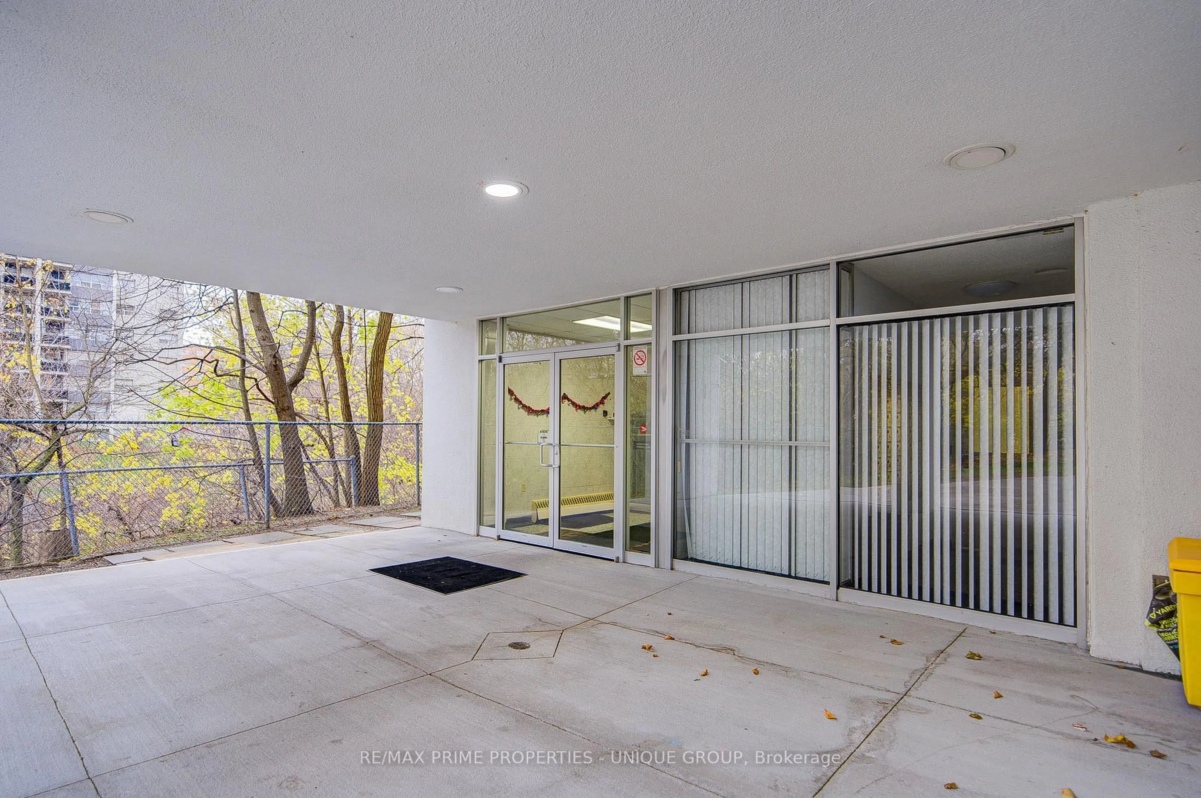 Indoor foyer for 2245 Eglinton Ave #606, Toronto Ontario M1K 2N3