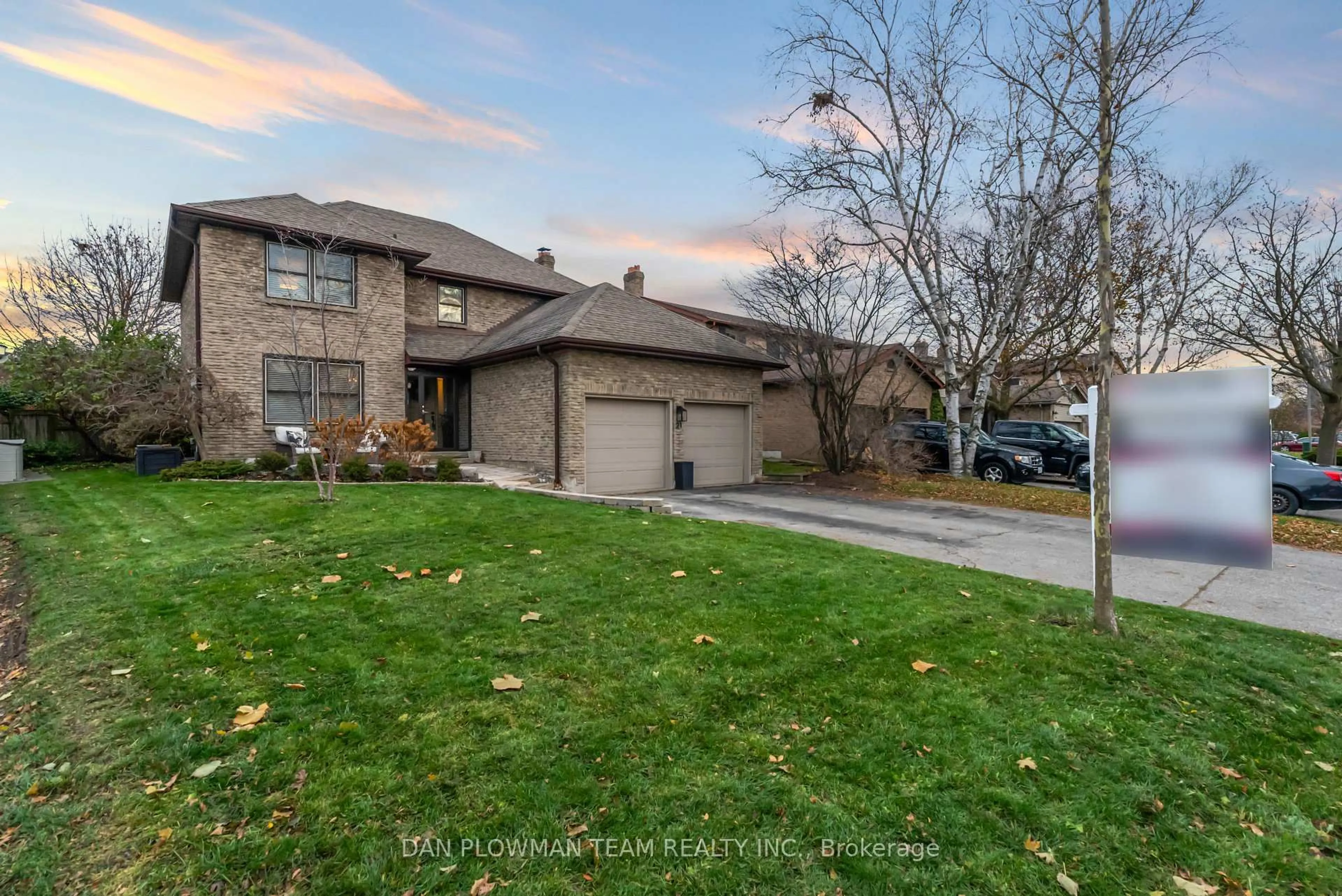 A pic from outside/outdoor area/front of a property/back of a property/a pic from drone, street for 21 Woodlawn Crt, Whitby Ontario L1N 6R4