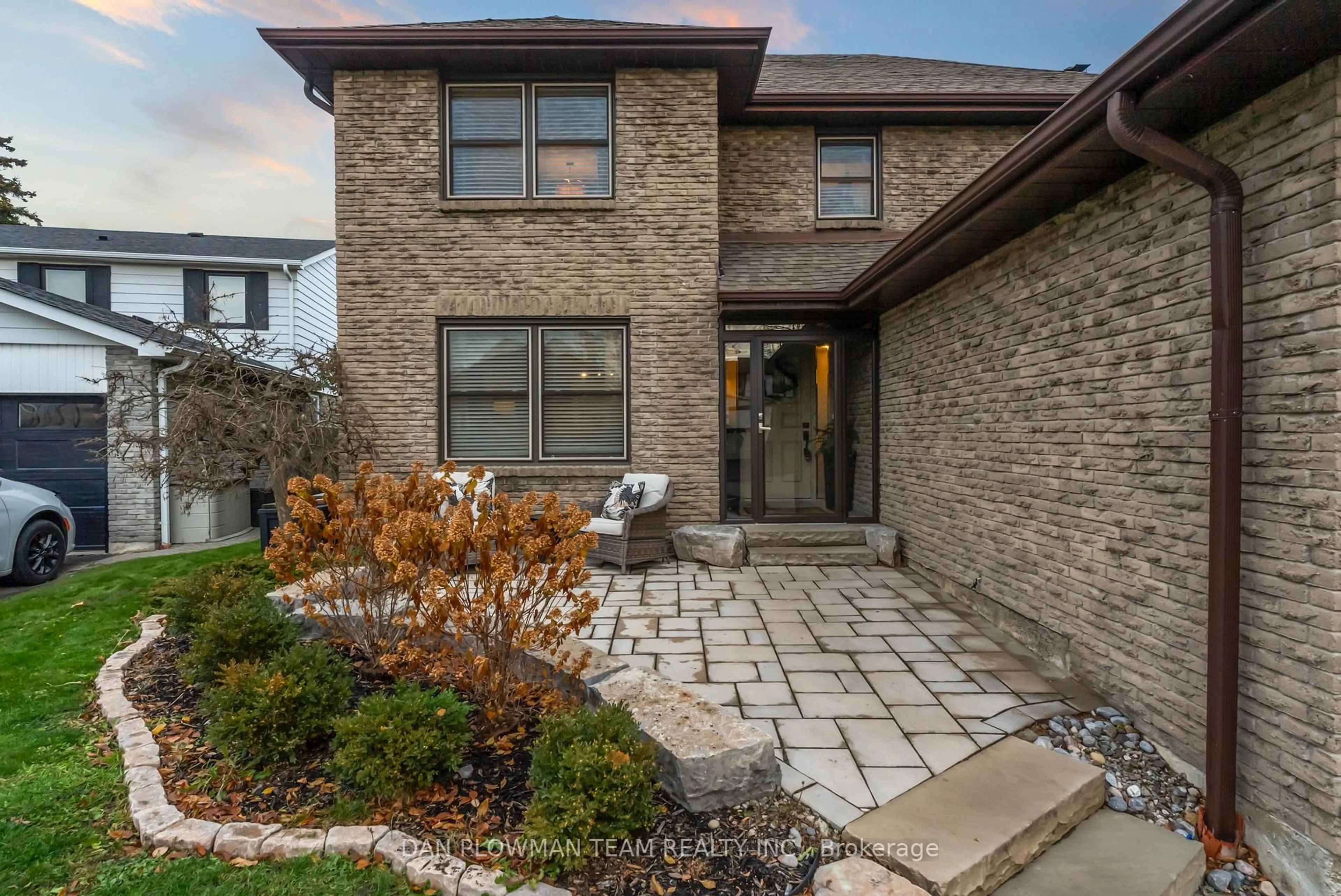 Home with brick exterior material, street for 21 Woodlawn Crt, Whitby Ontario L1N 6R4