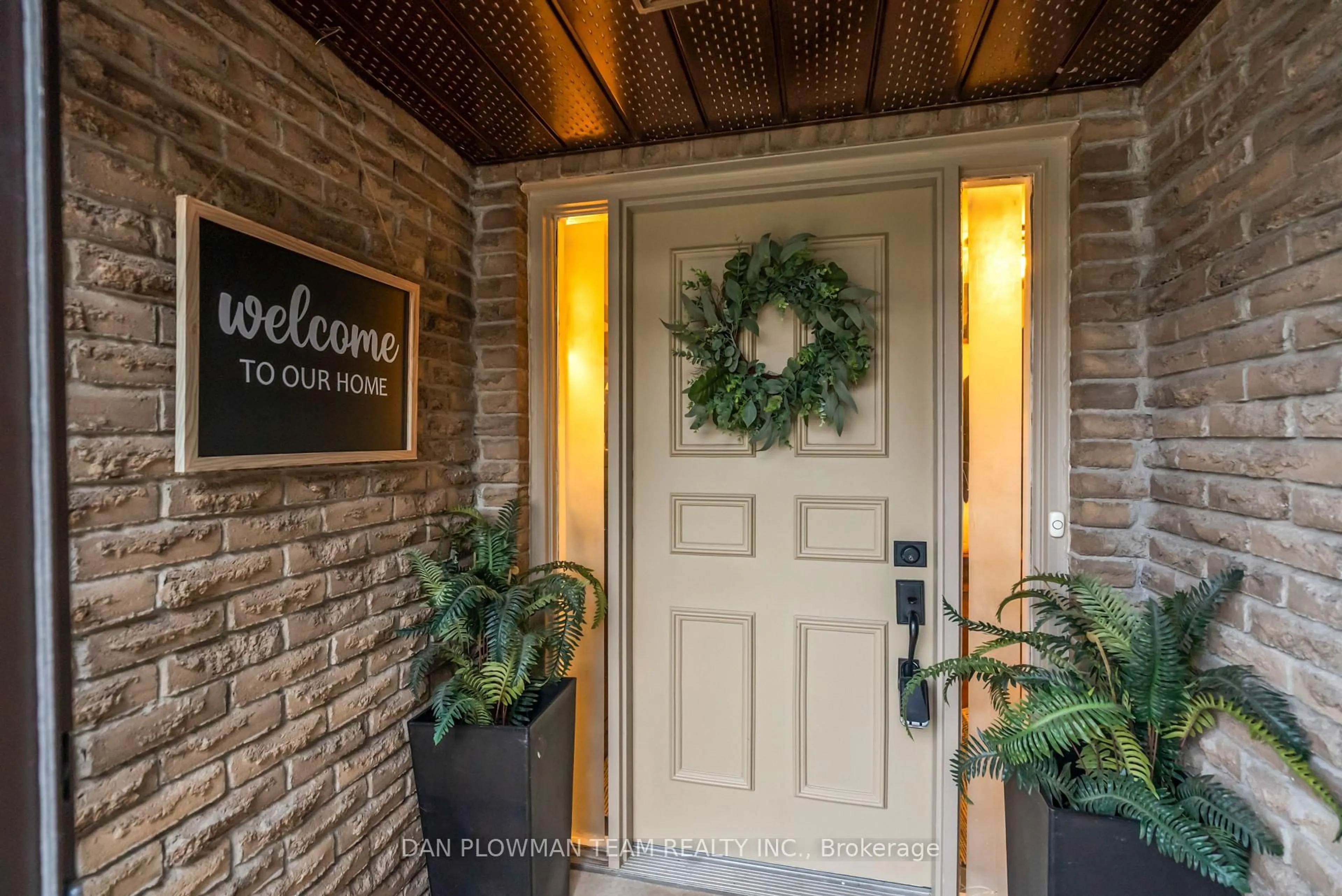 Indoor entryway for 21 Woodlawn Crt, Whitby Ontario L1N 6R4