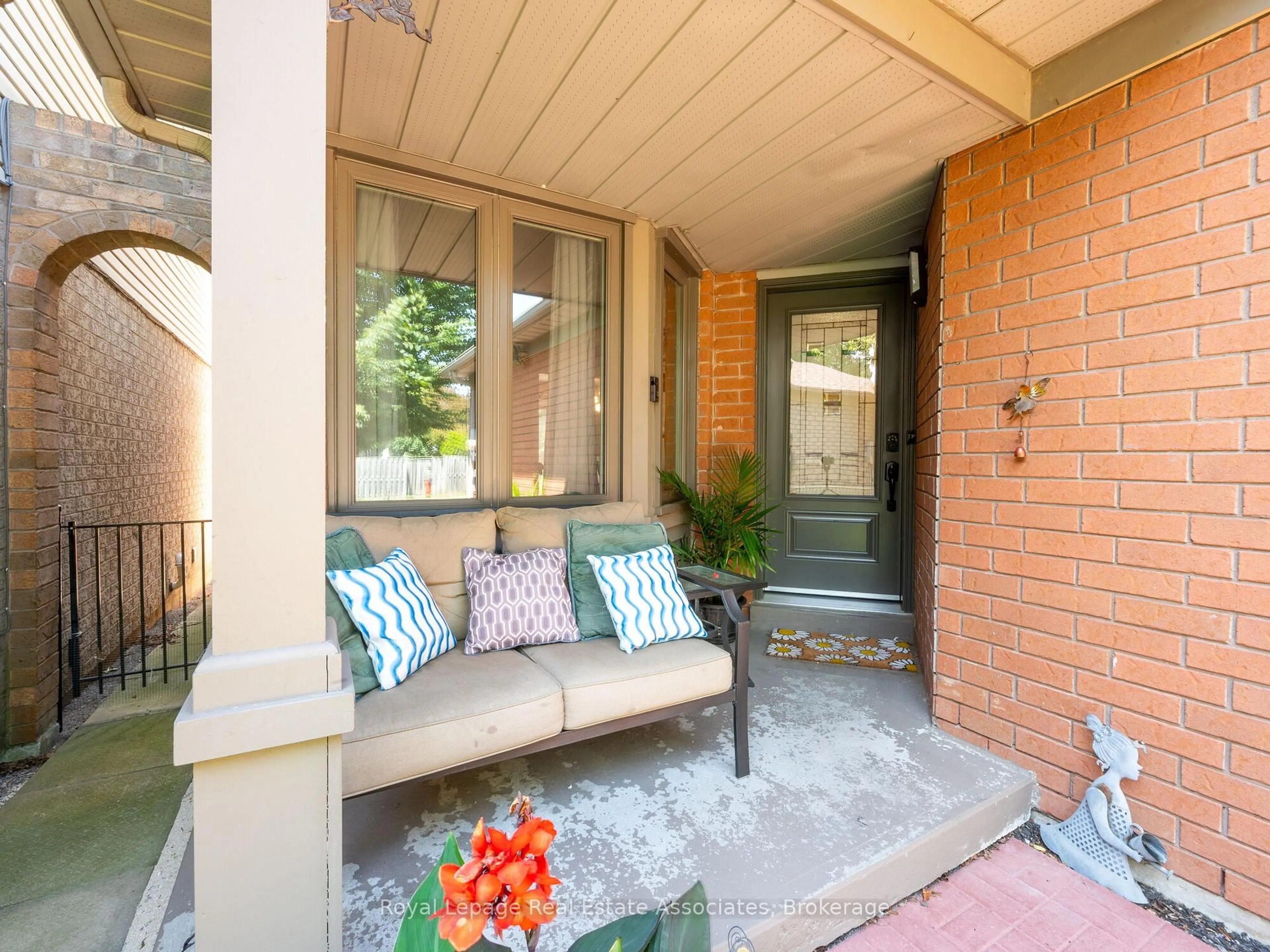 Indoor entryway for 4 Greengrove Way, Whitby Ontario L1R 2N4