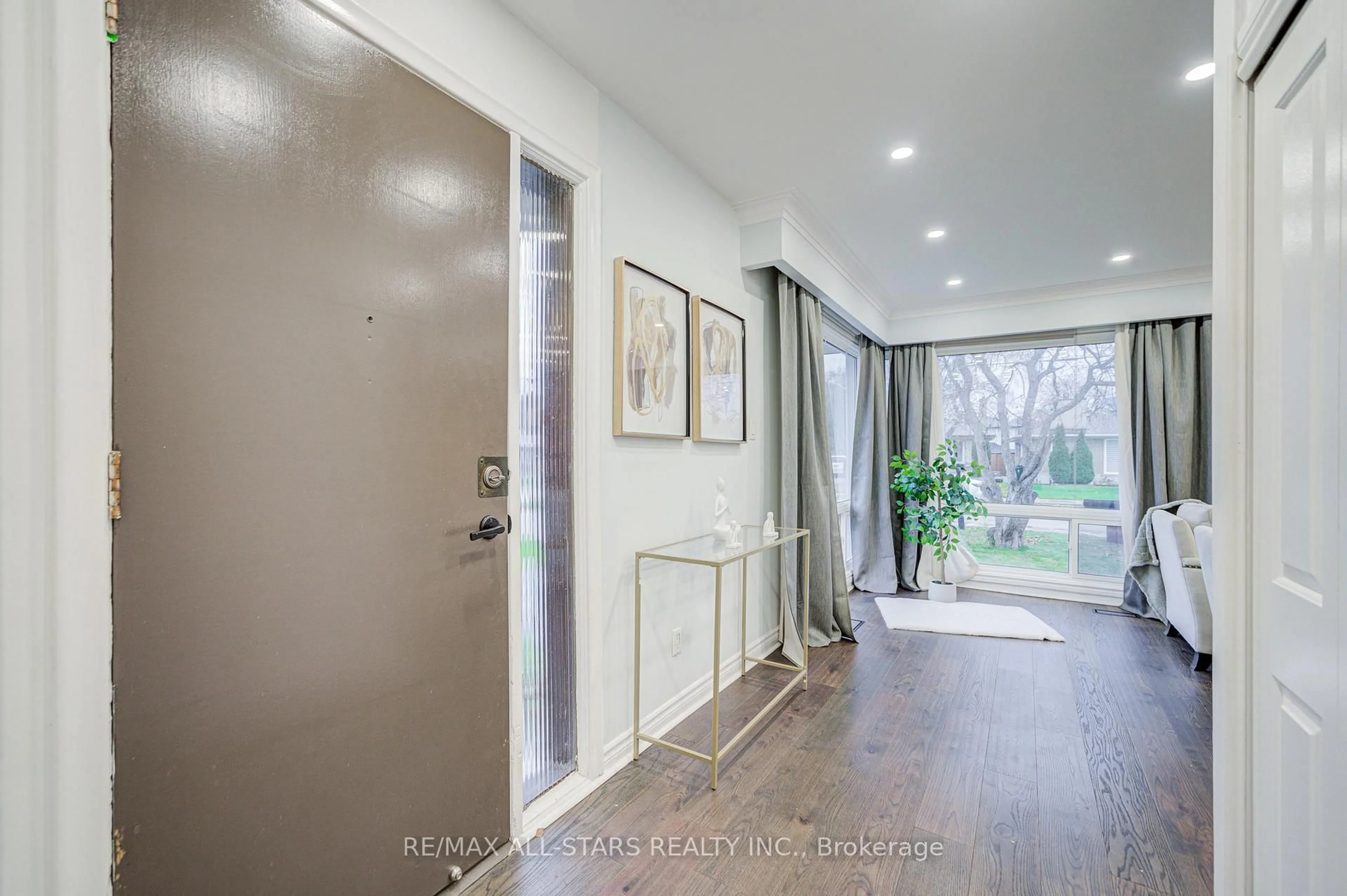 Indoor foyer for 50 Mooregate Ave, Toronto Ontario M1K 3V7