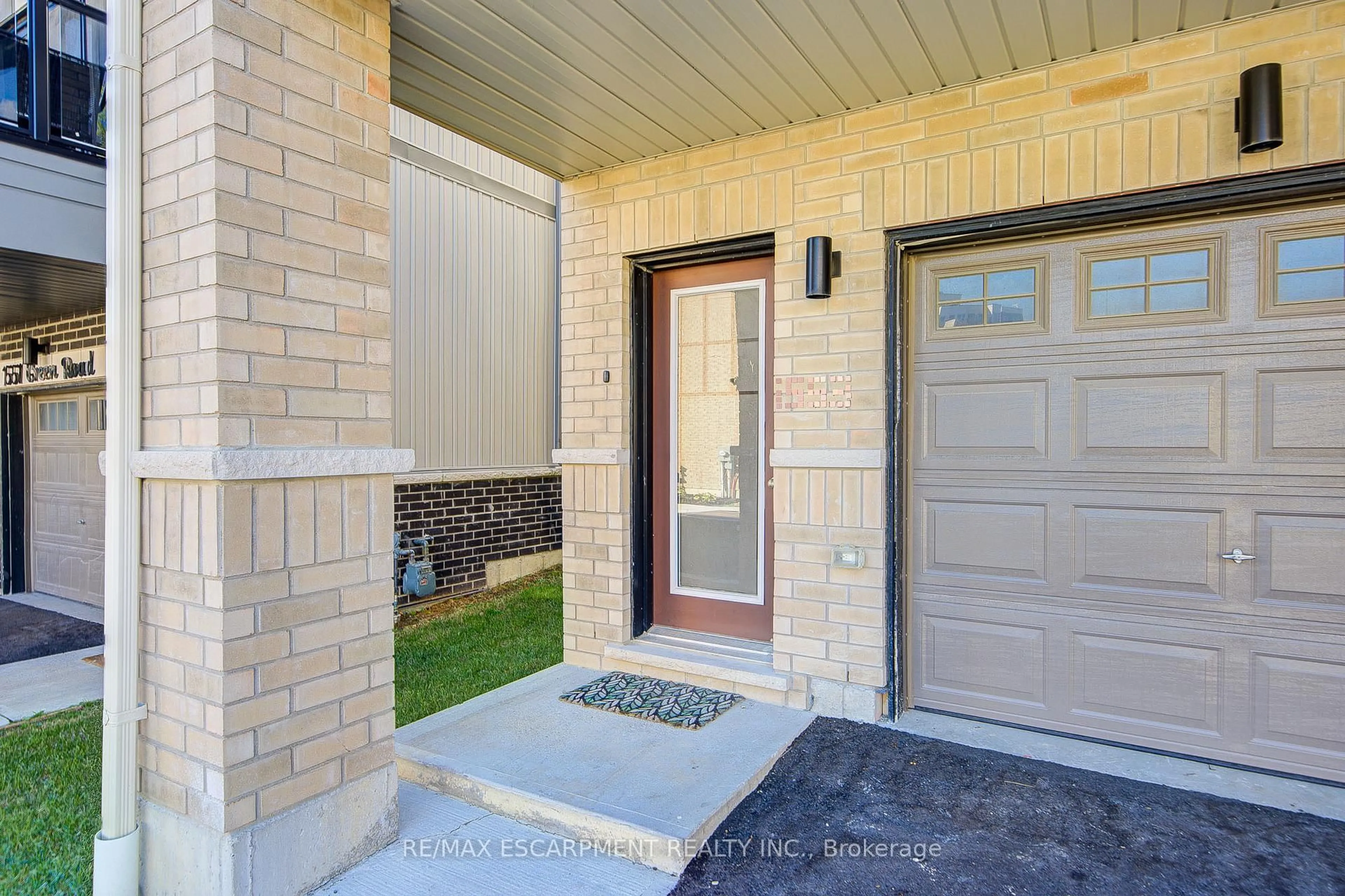Indoor entryway for 1553 Green Rd, Clarington Ontario L1C 7E5