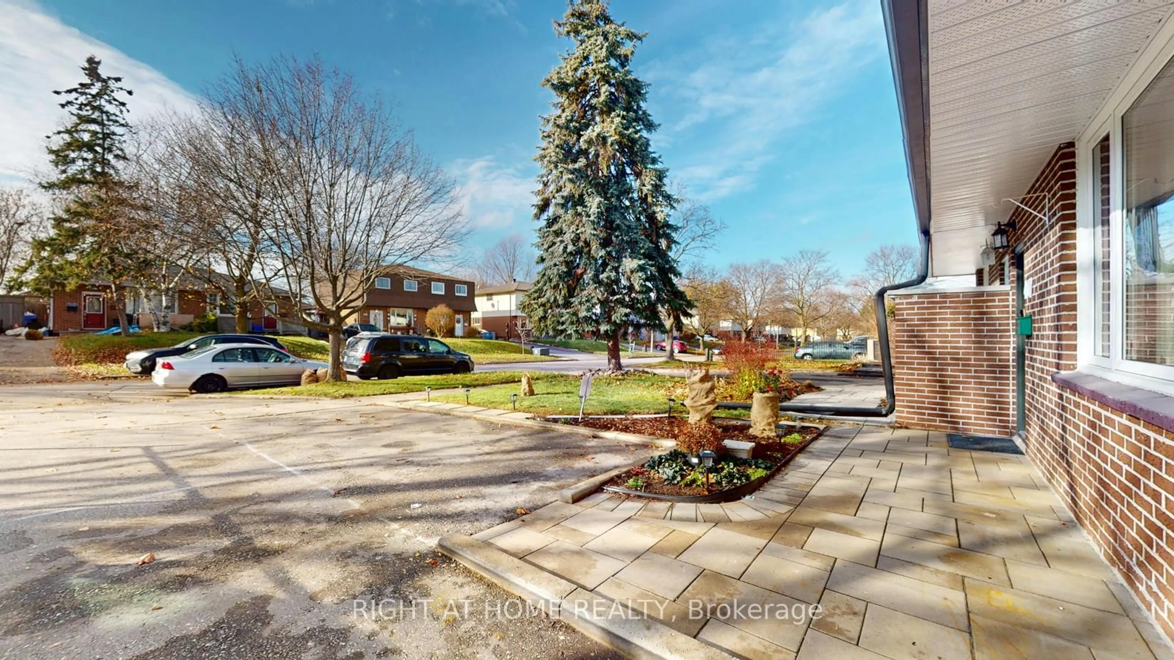 A pic from outside/outdoor area/front of a property/back of a property/a pic from drone, street for 407 Maplewood Dr, Oshawa Ontario L1G 5R7