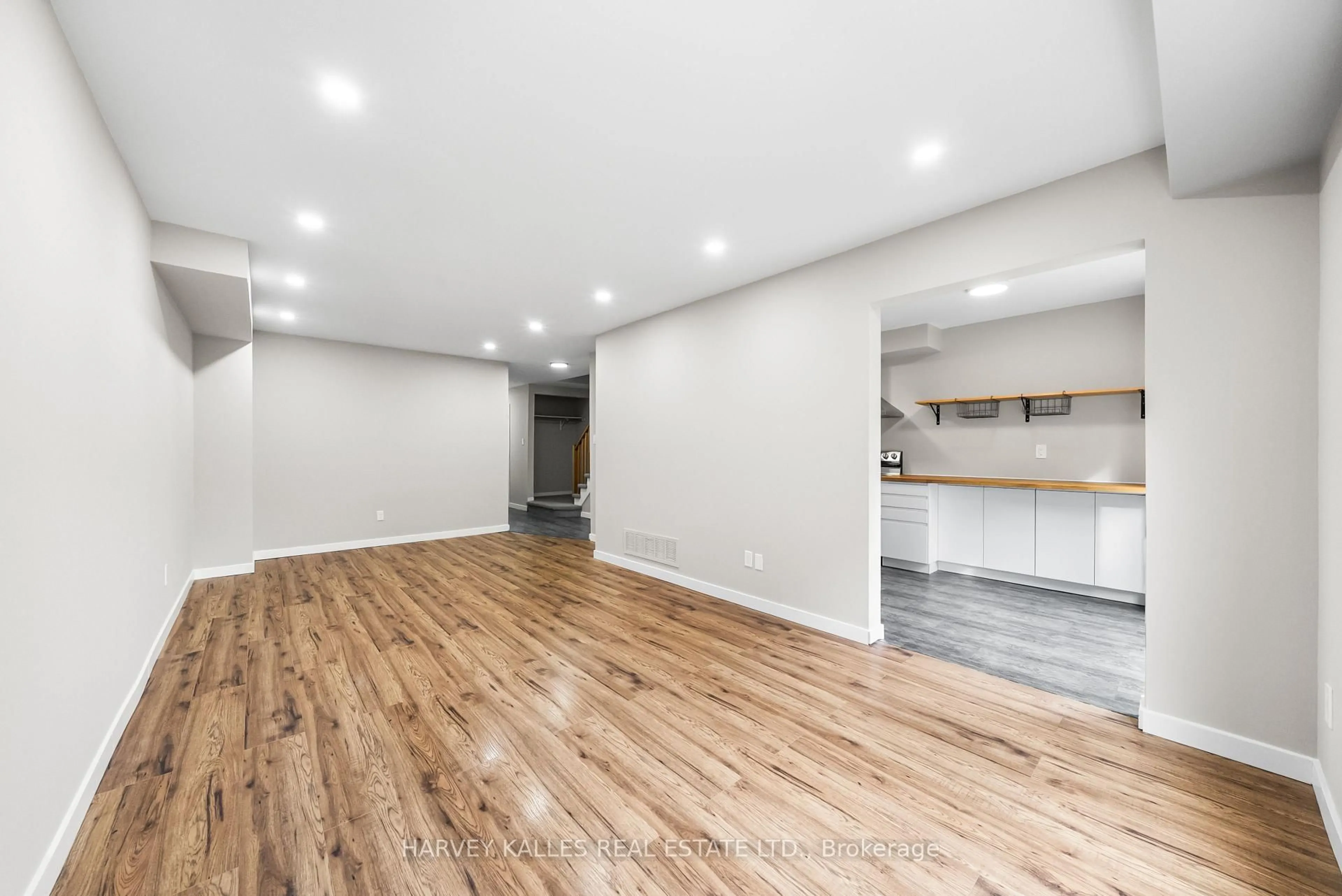 Unknown for 10 Bassett Blvd #221, Whitby Ontario L1N 9C8