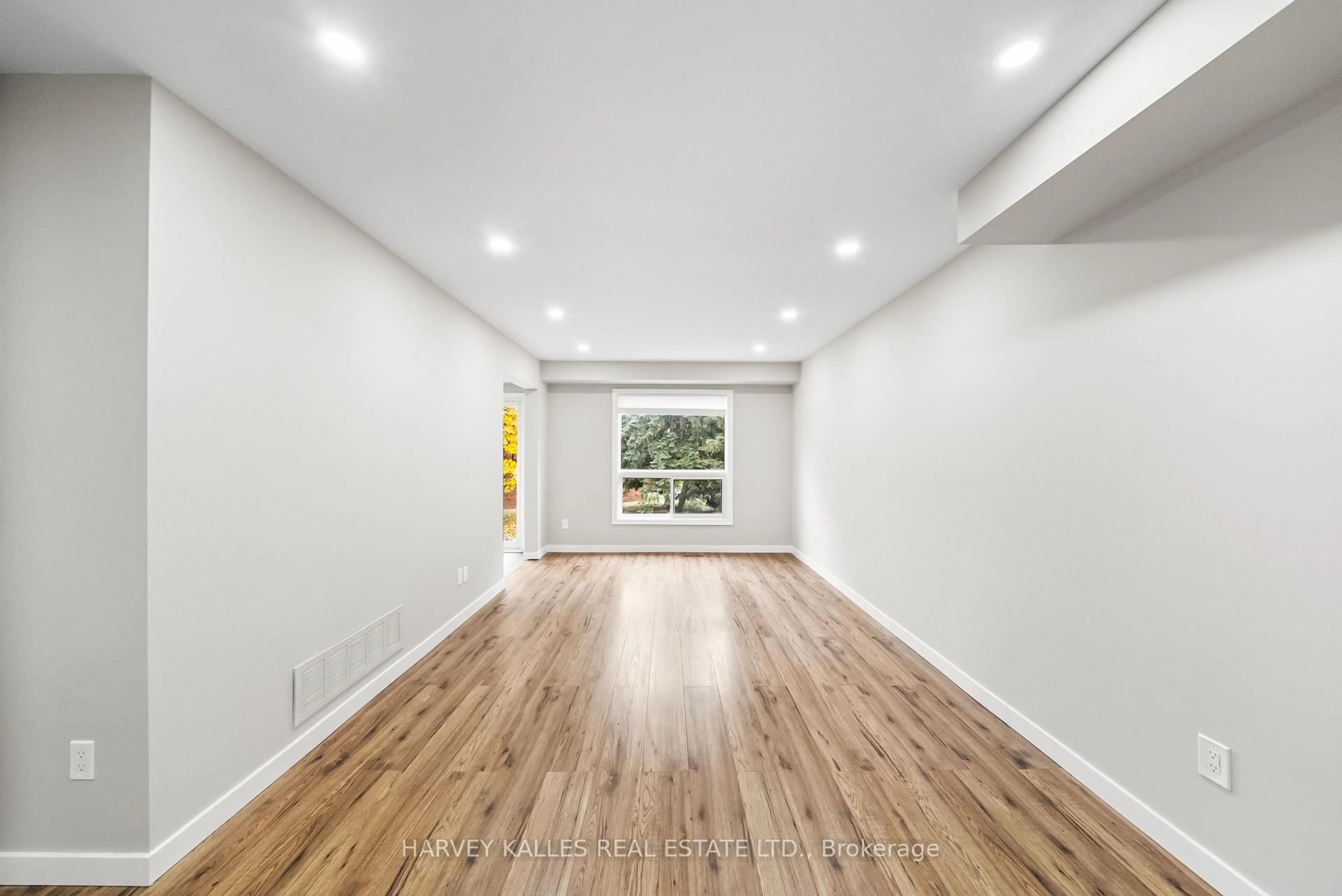 A pic of a room for 10 Bassett Blvd #221, Whitby Ontario L1N 9C8