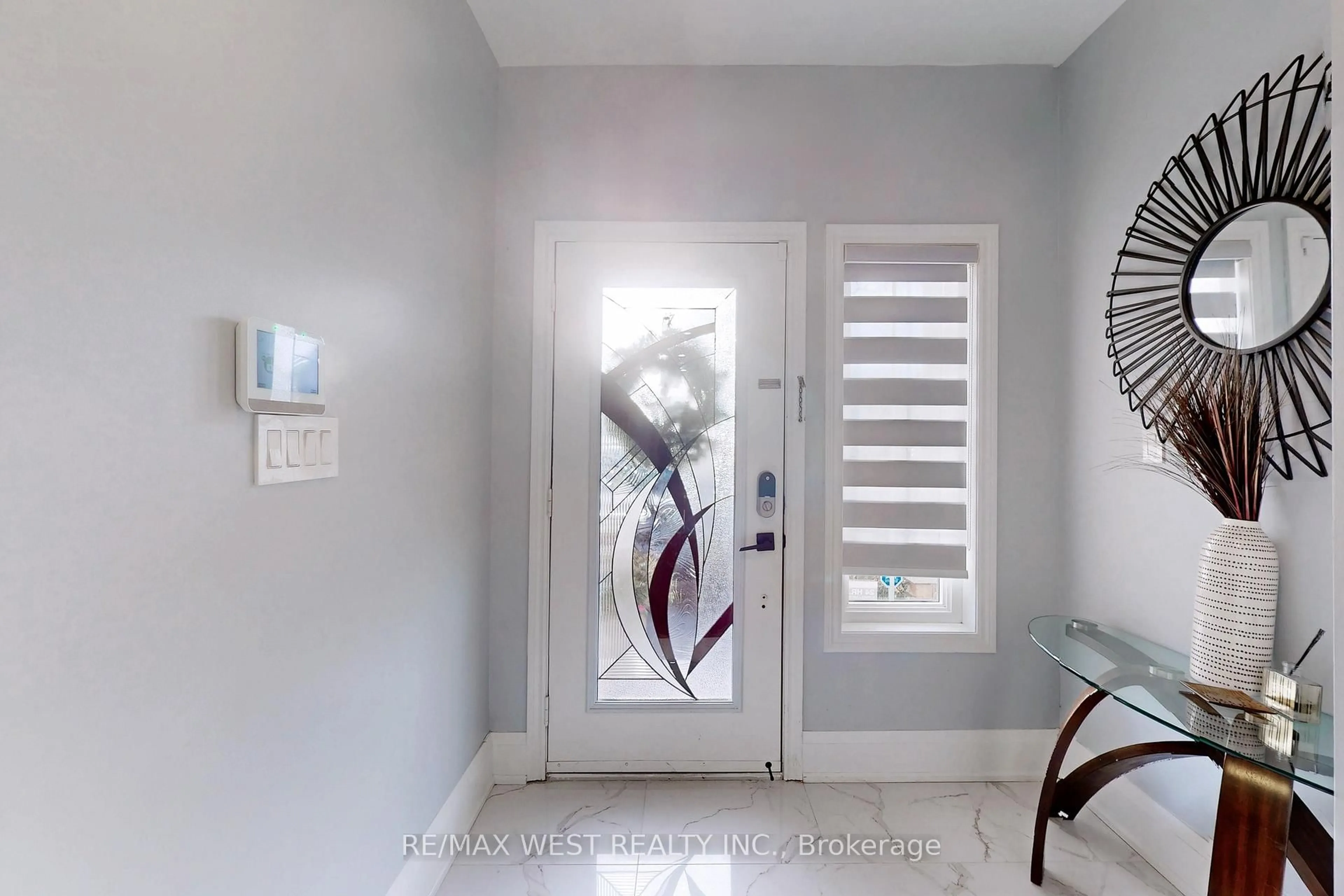 Indoor entryway for 601 Sunbird Tr, Pickering Ontario L1X 2X7