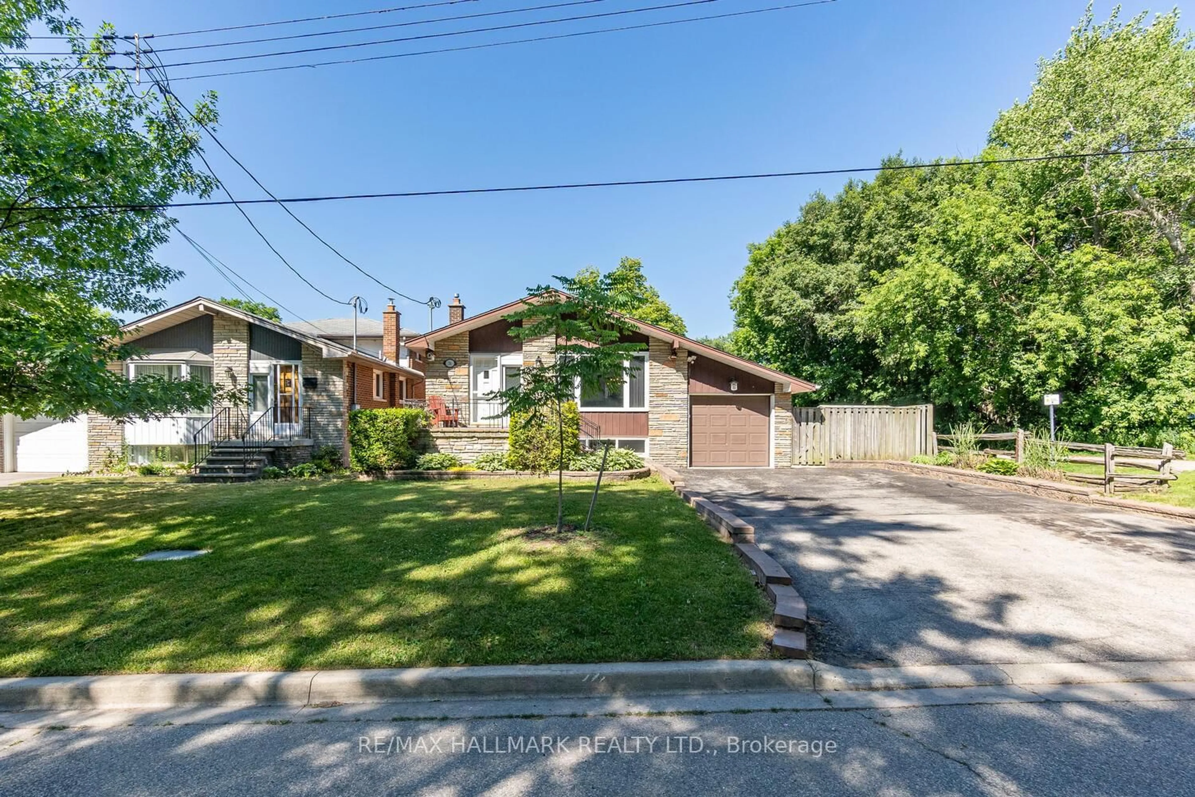 A pic from outside/outdoor area/front of a property/back of a property/a pic from drone, street for 36 Megan Ave, Toronto Ontario M1E 4A7