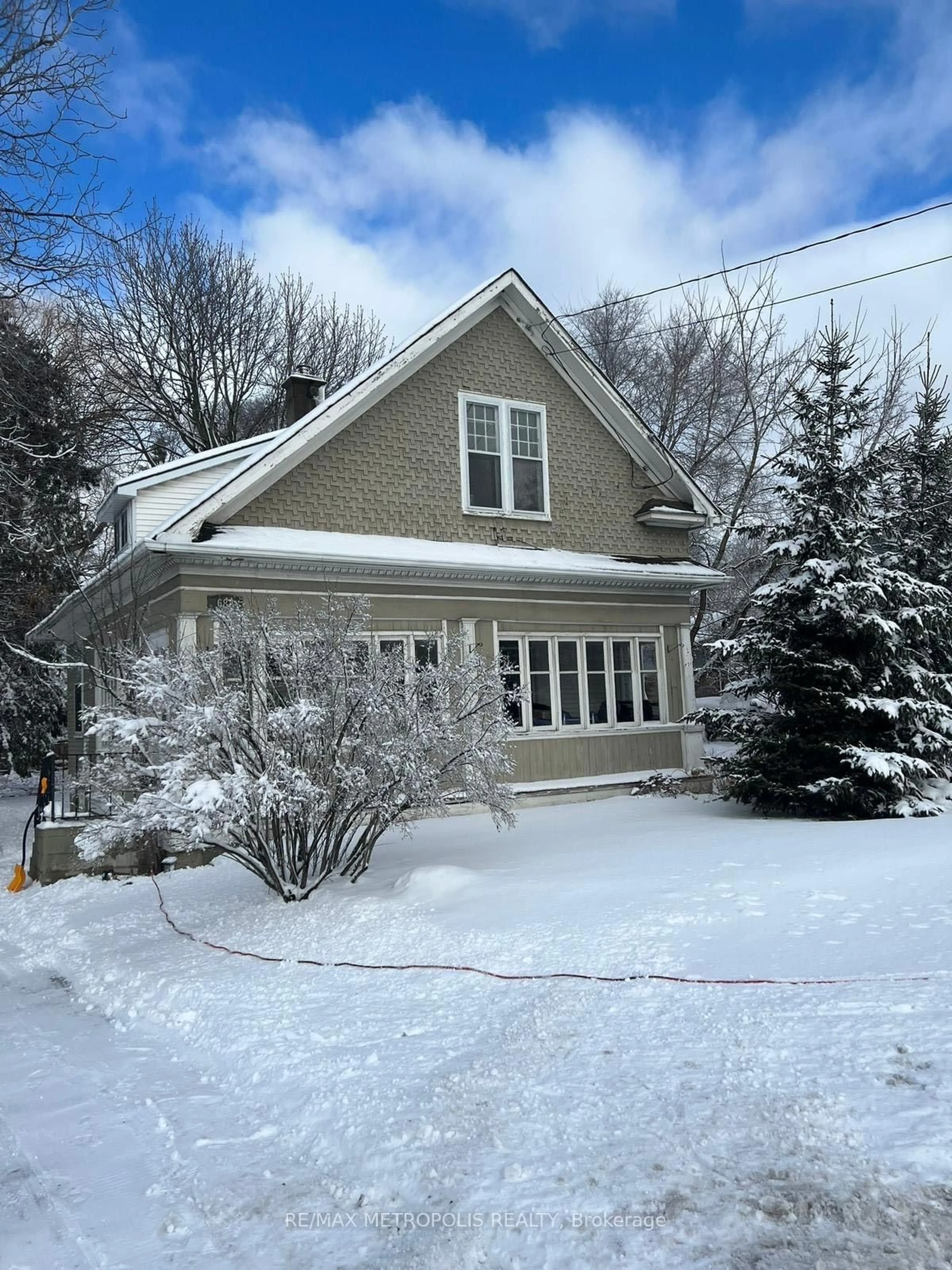 Home with vinyl exterior material, street for 688 King St, Oshawa Ontario L1J 2L3