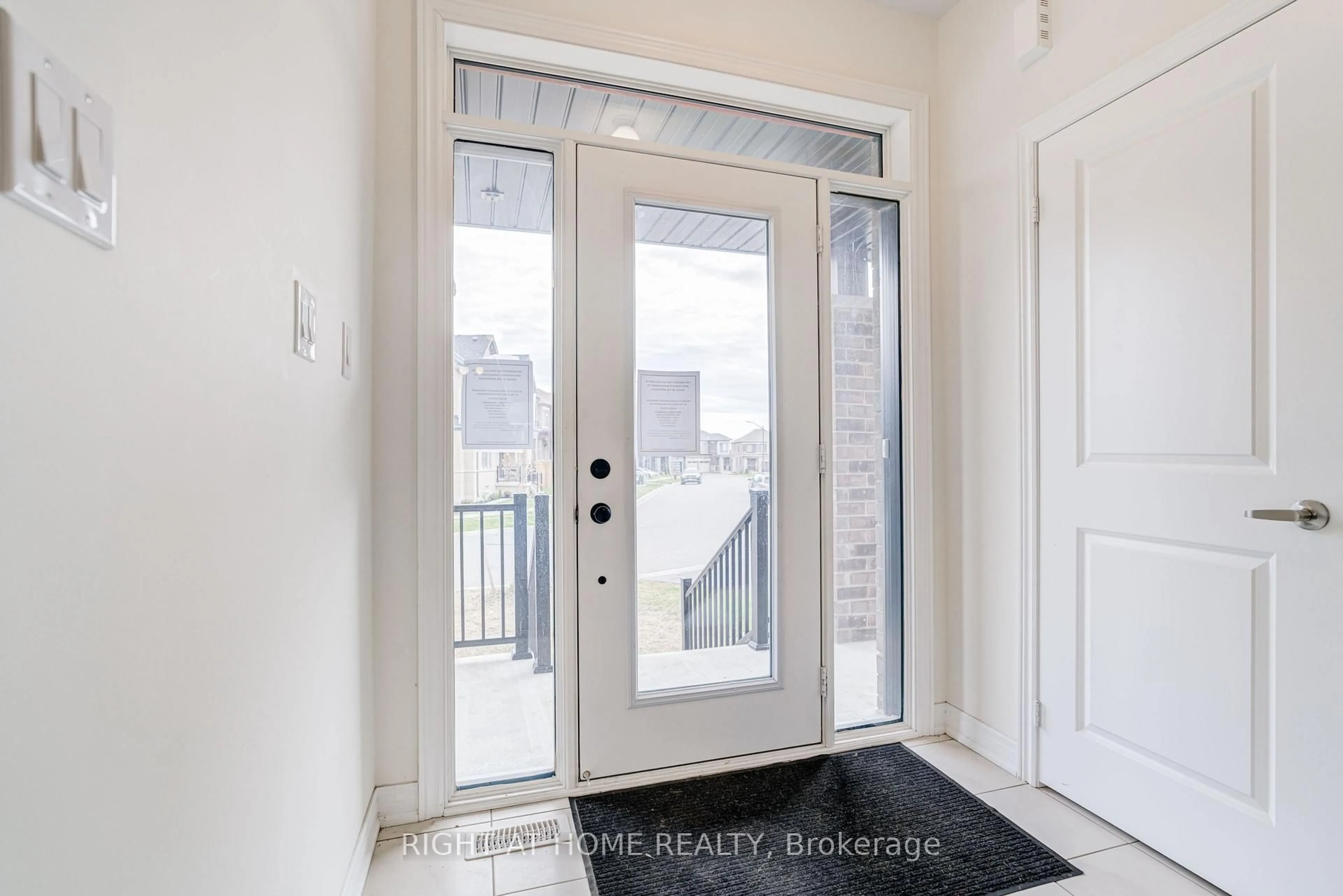 Indoor entryway for 34 Thelma Dr, Whitby Ontario L1P 0N3