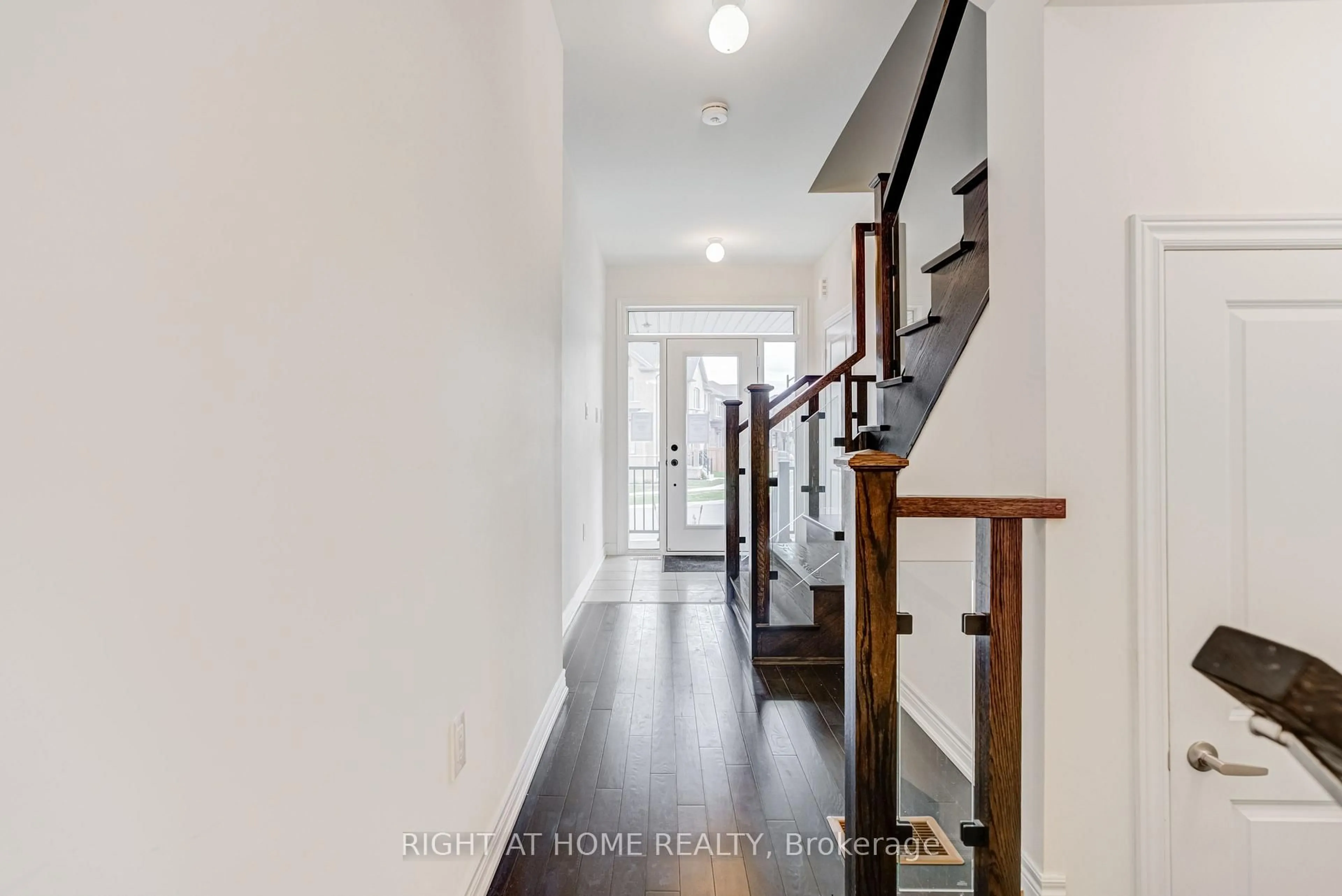 Indoor entryway for 34 Thelma Dr, Whitby Ontario L1P 0N3