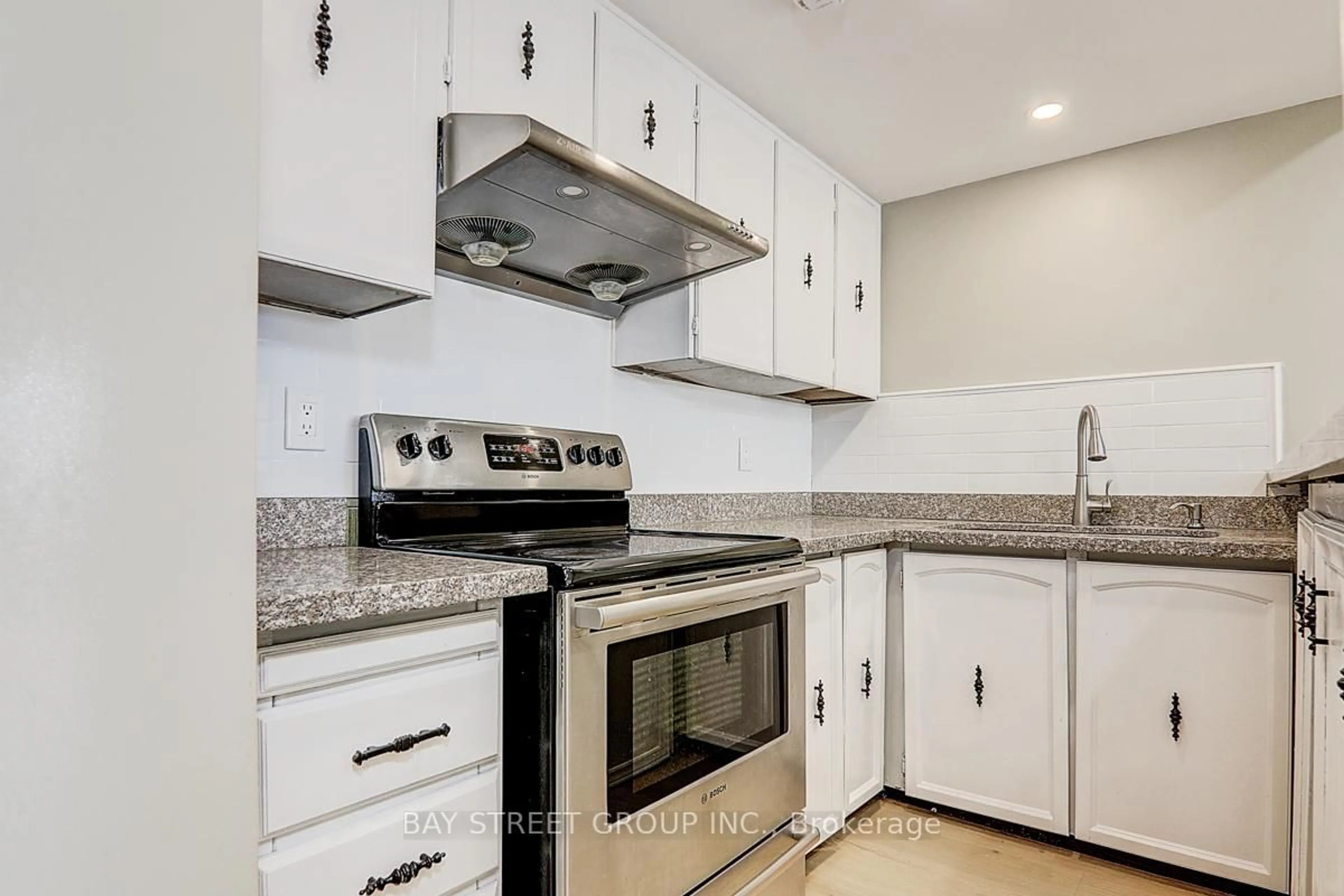 Standard kitchen, unknown for 17 Newdawn Cres, Toronto Ontario M1V 1J8