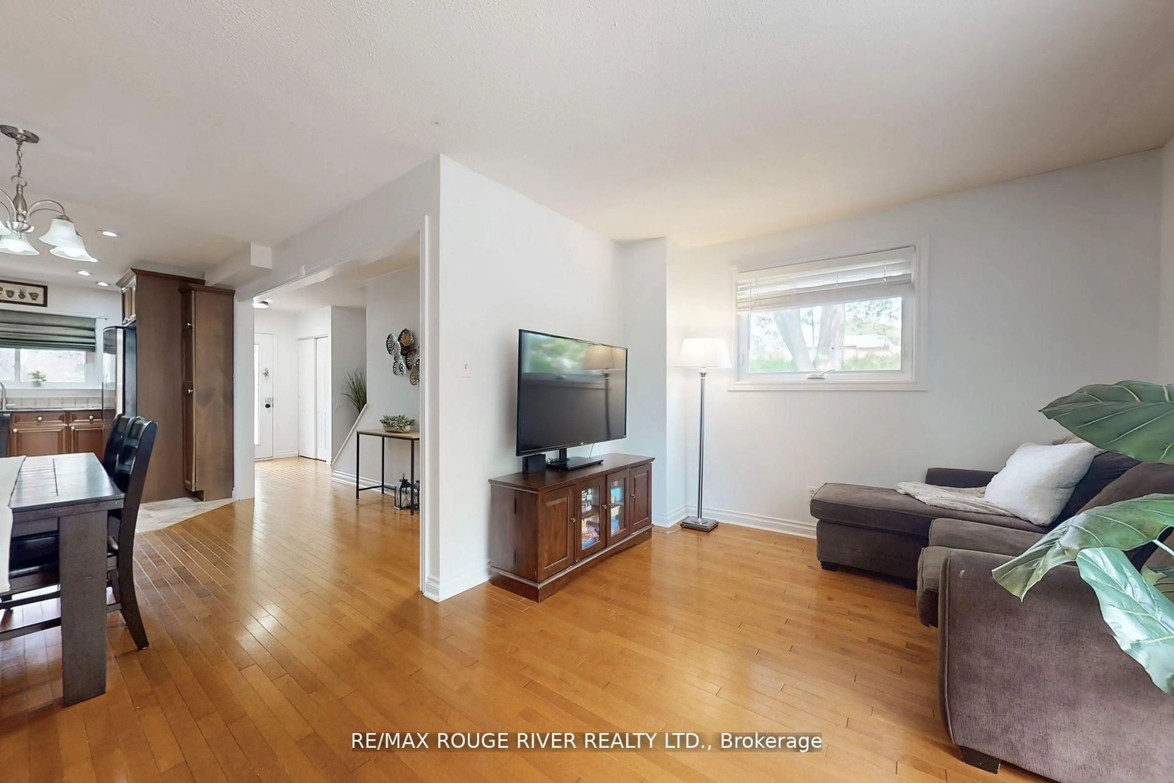 Living room with furniture, unknown for 817 Finley Ave, Ajax Ontario L1S 3S1