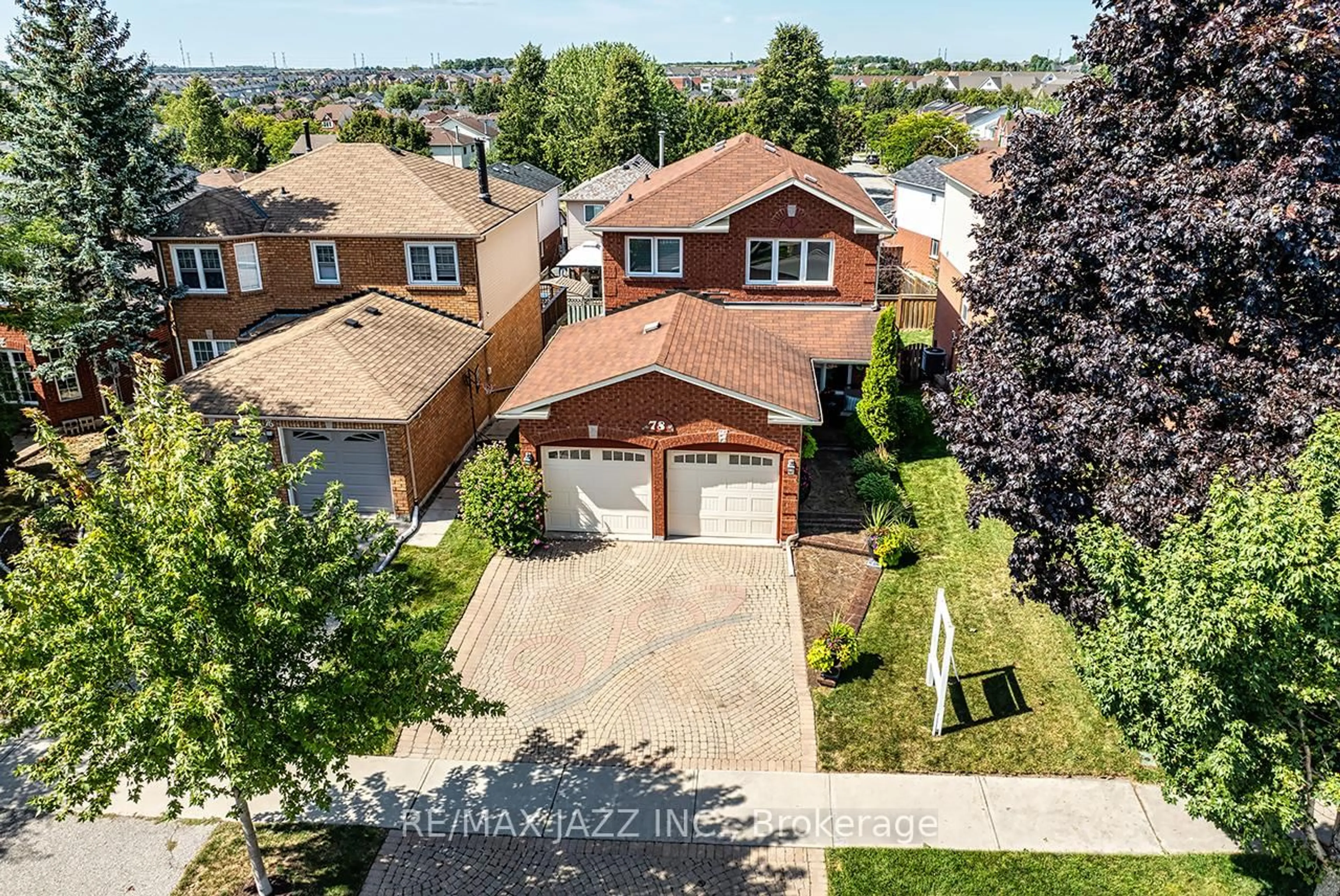 A pic from outside/outdoor area/front of a property/back of a property/a pic from drone, street for 78 Bonnycastle Dr, Clarington Ontario L1C 4S9