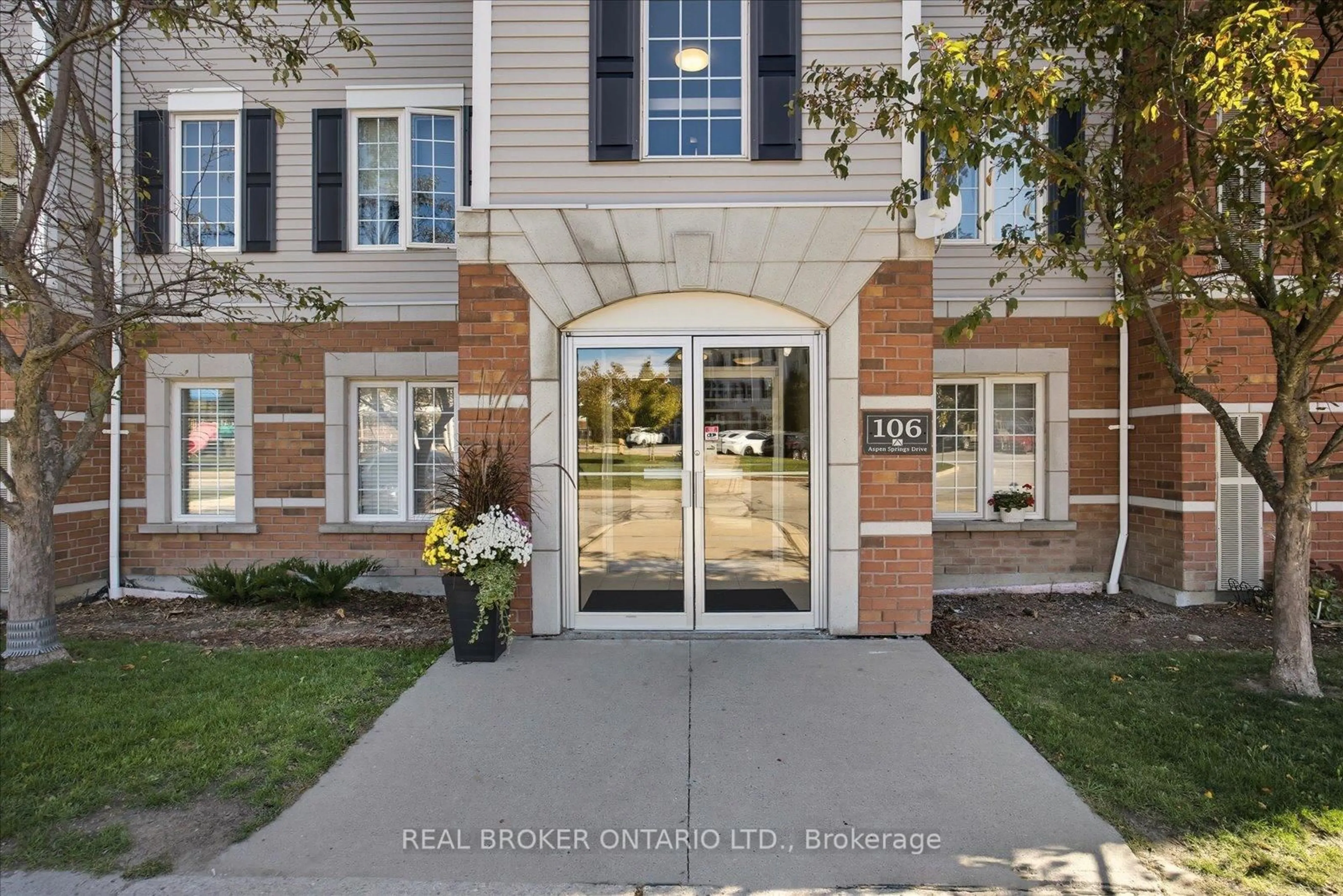 Indoor foyer for 106 Aspen Springs Dr #308, Clarington Ontario L1C 5N7