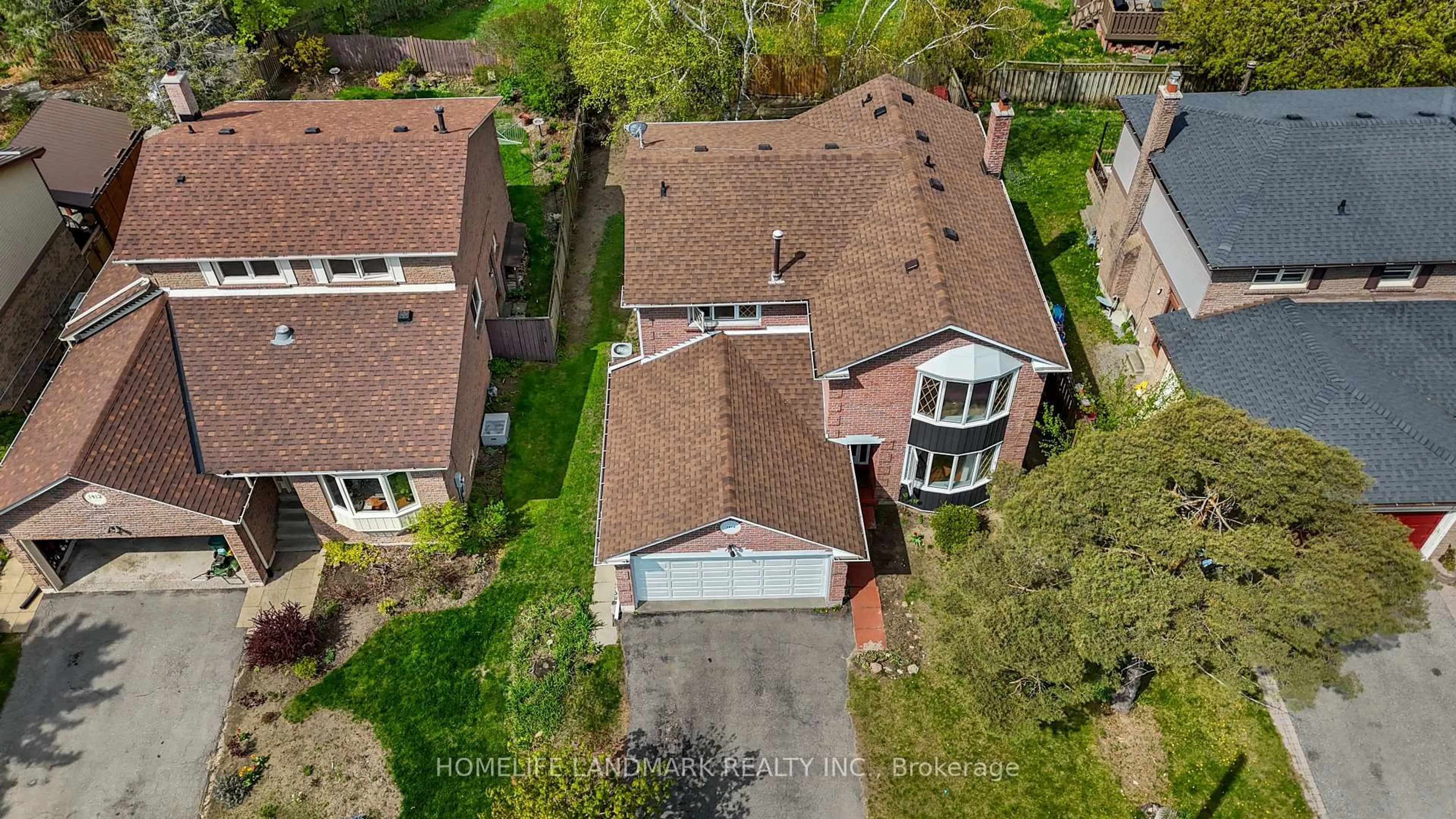 A pic from outside/outdoor area/front of a property/back of a property/a pic from drone, street for 1416 Somerville St, Oshawa Ontario L1G 7R1