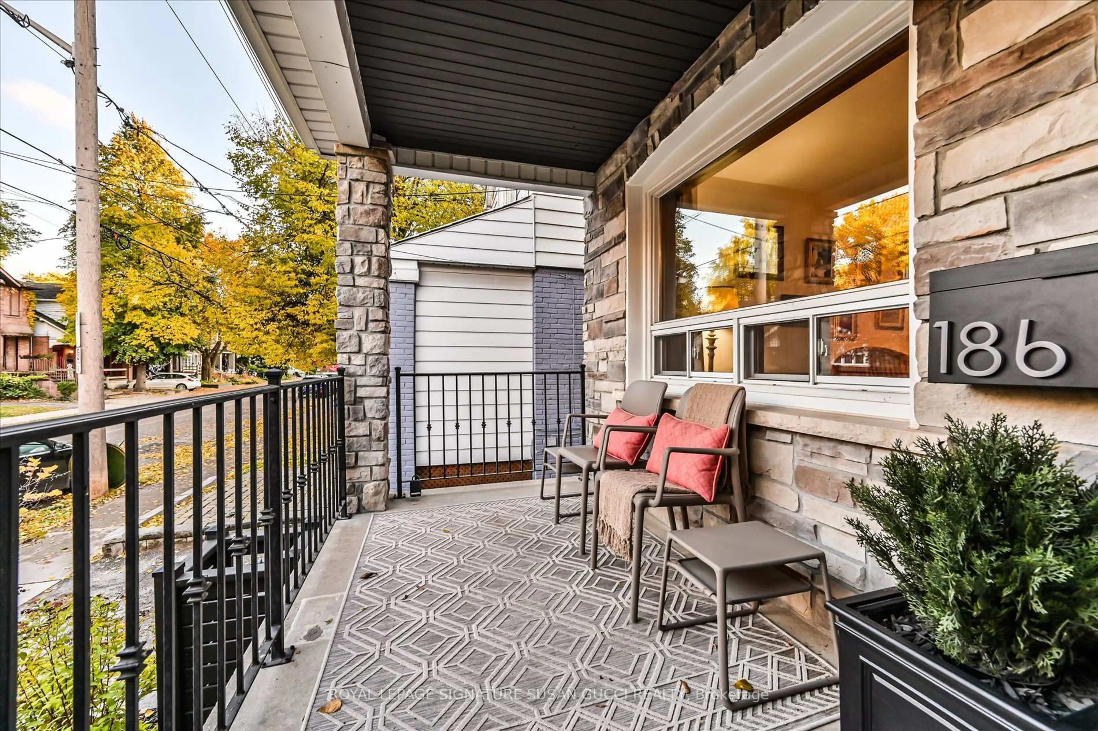 Patio, street for 186 Gledhill Ave, Toronto Ontario M4C 5L1