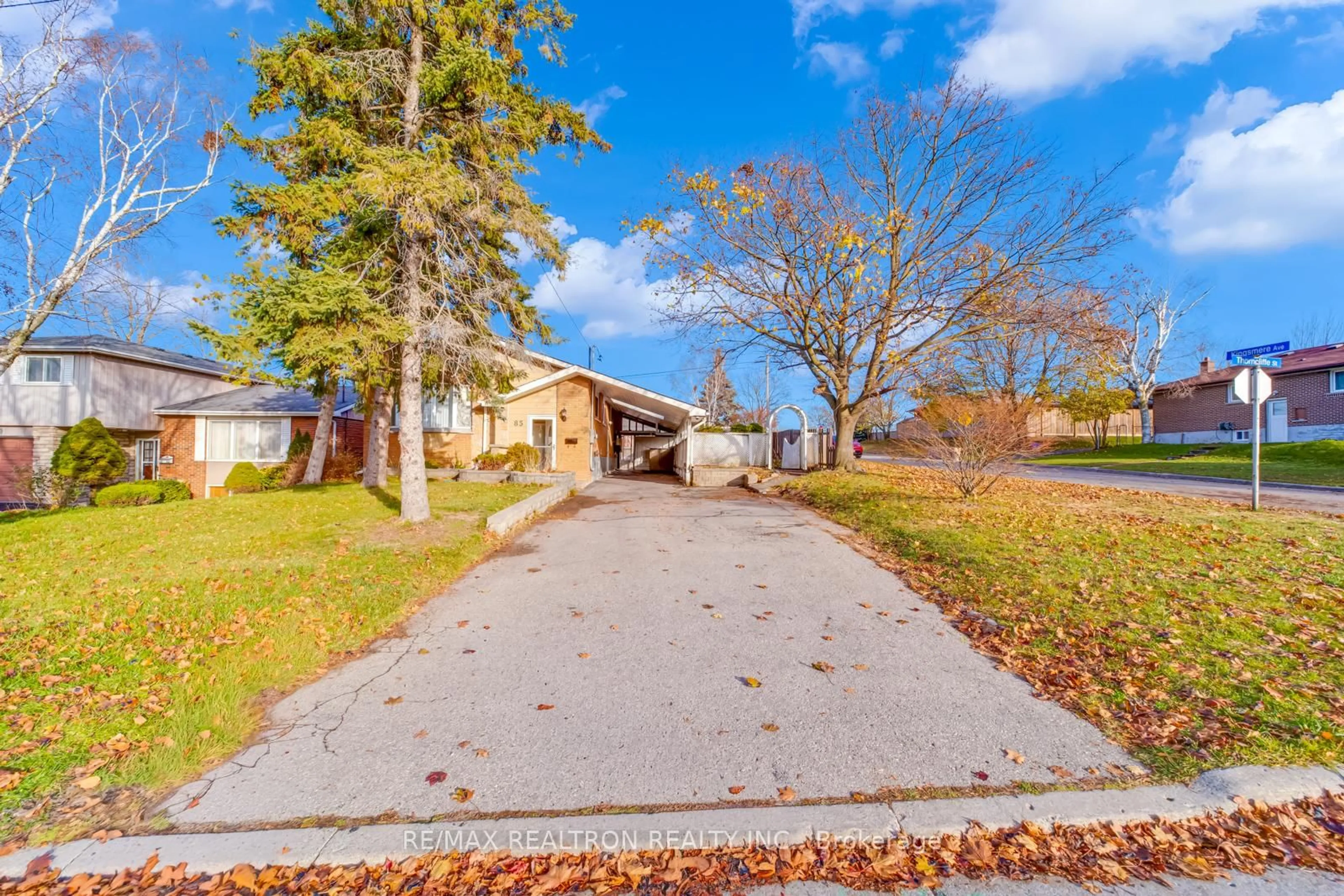 A pic from outside/outdoor area/front of a property/back of a property/a pic from drone, street for 85 Thorncliffe St, Oshawa Ontario L1H 7H1