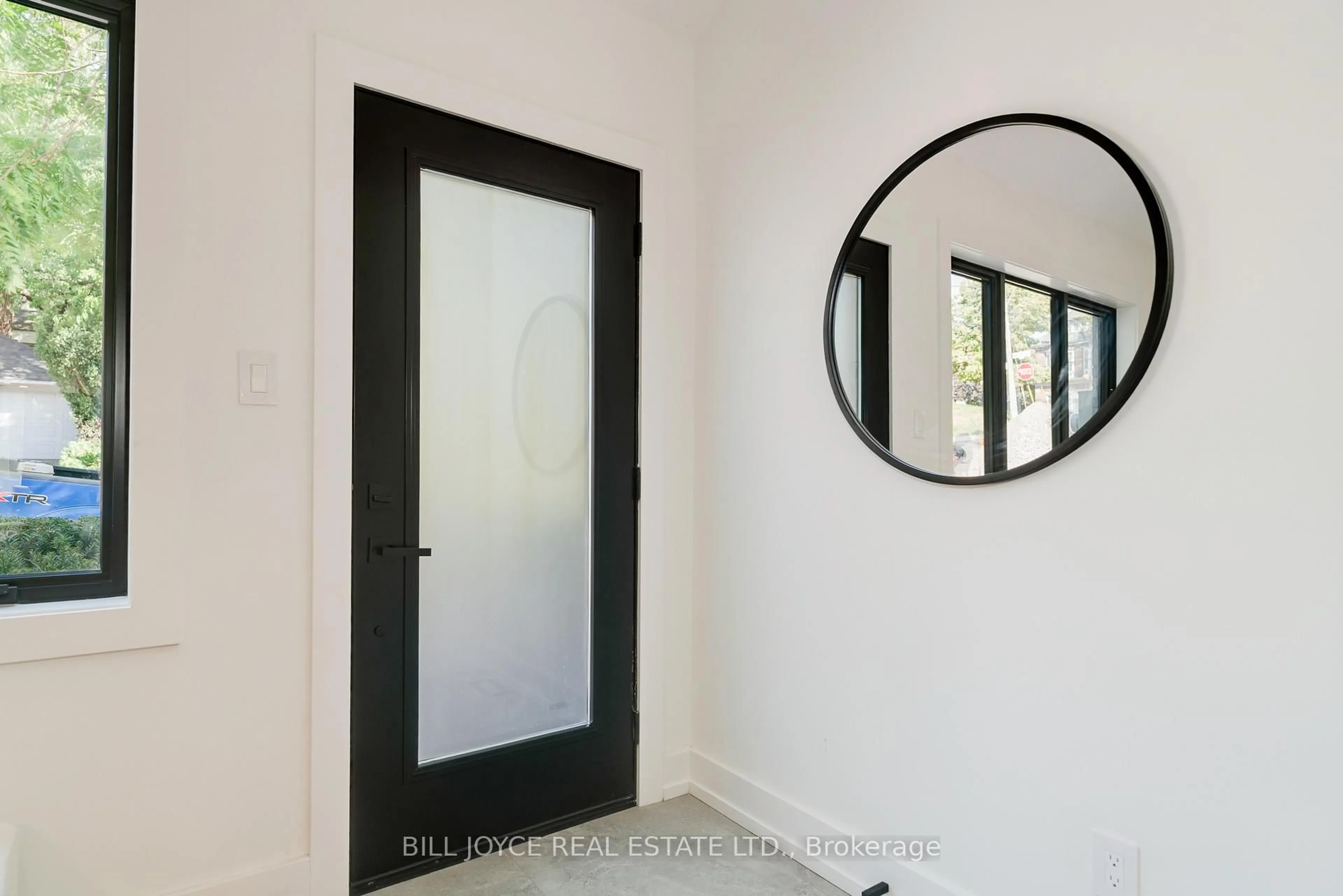 Indoor entryway for 342 LEE Ave, Toronto Ontario M4E 2P8
