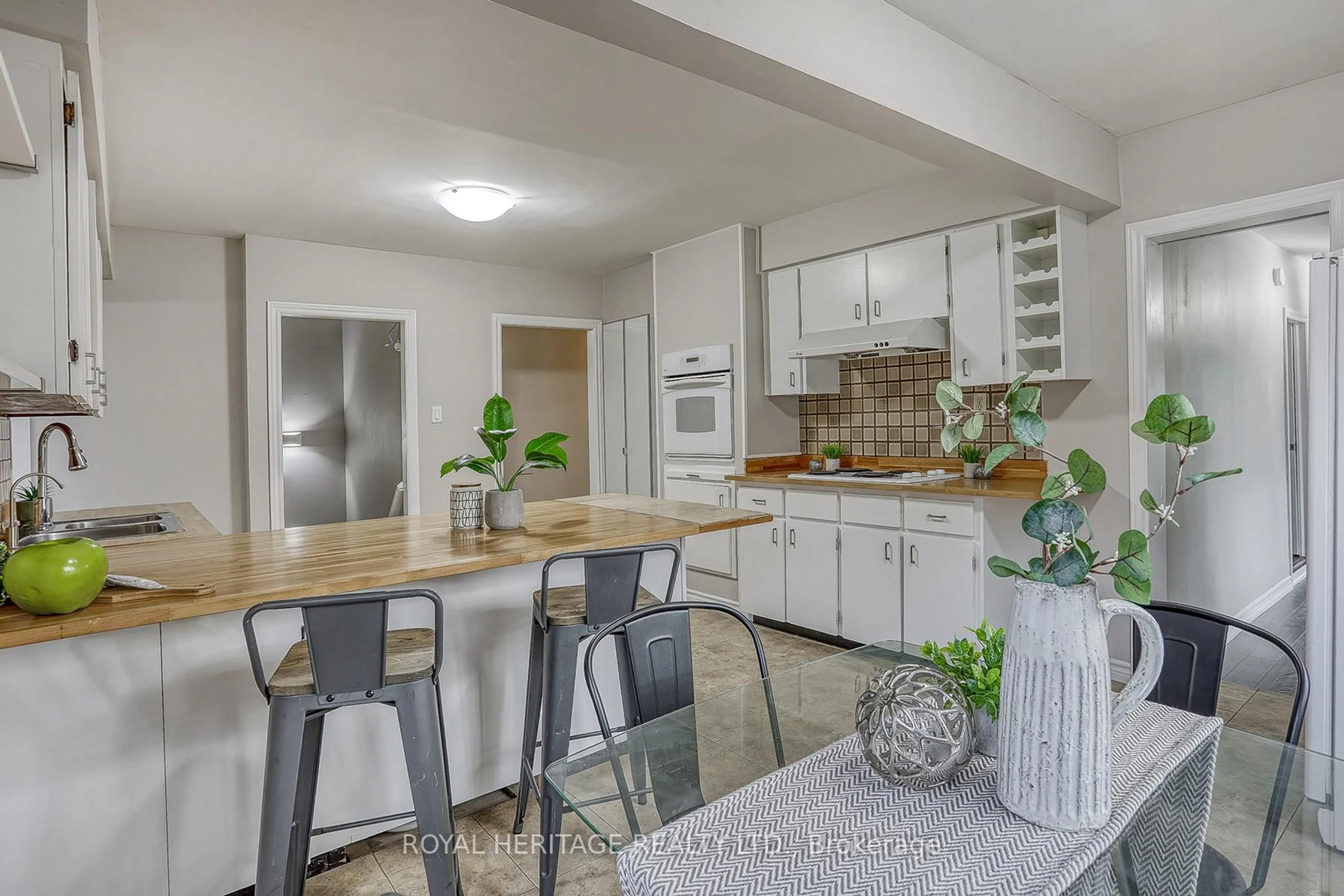 Open concept kitchen, unknown for 206 Craydon Rd, Whitby Ontario L1N 2B6