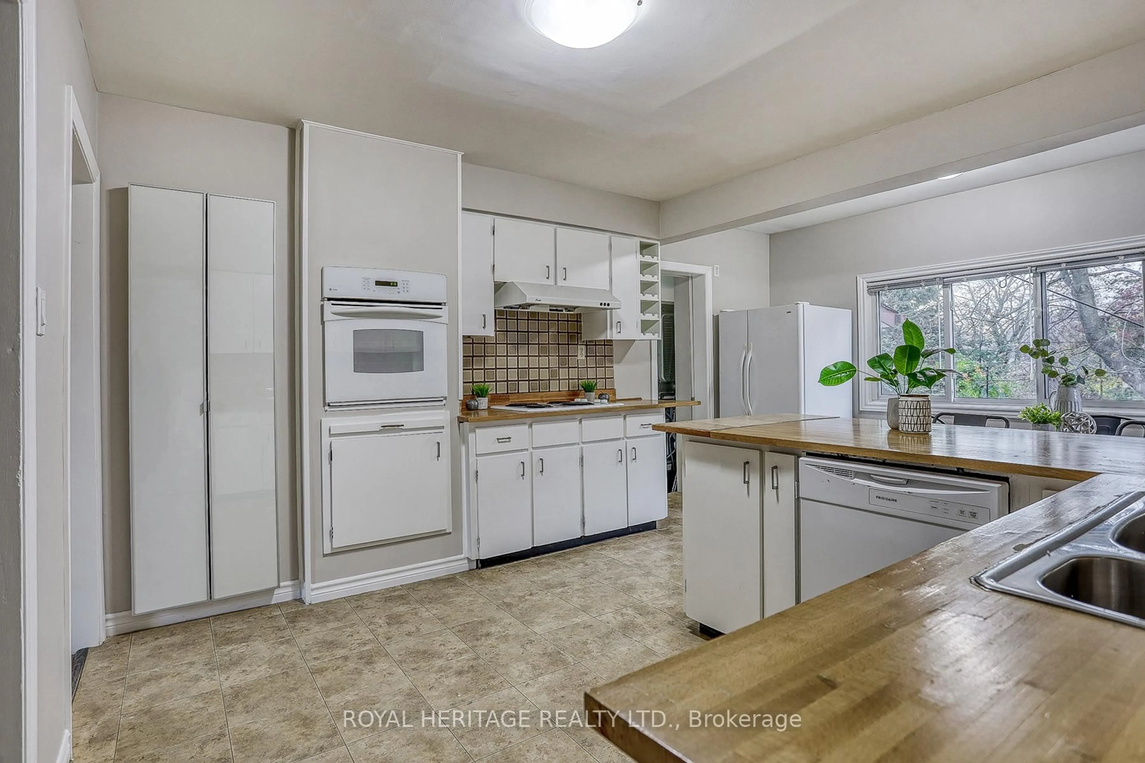 Unknown for 206 Craydon Rd, Whitby Ontario L1N 2B6