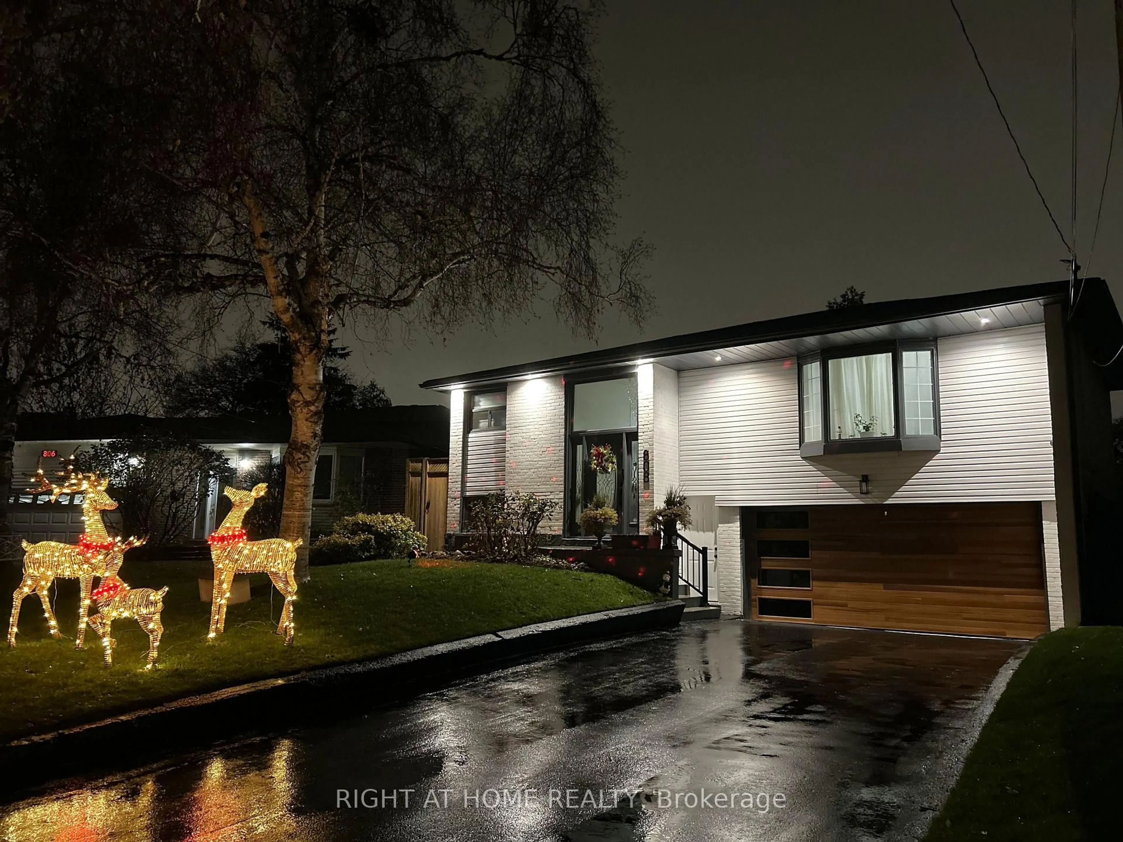 A pic from outside/outdoor area/front of a property/back of a property/a pic from drone, street for 808 Sanok Dr, Pickering Ontario L1W 2P9