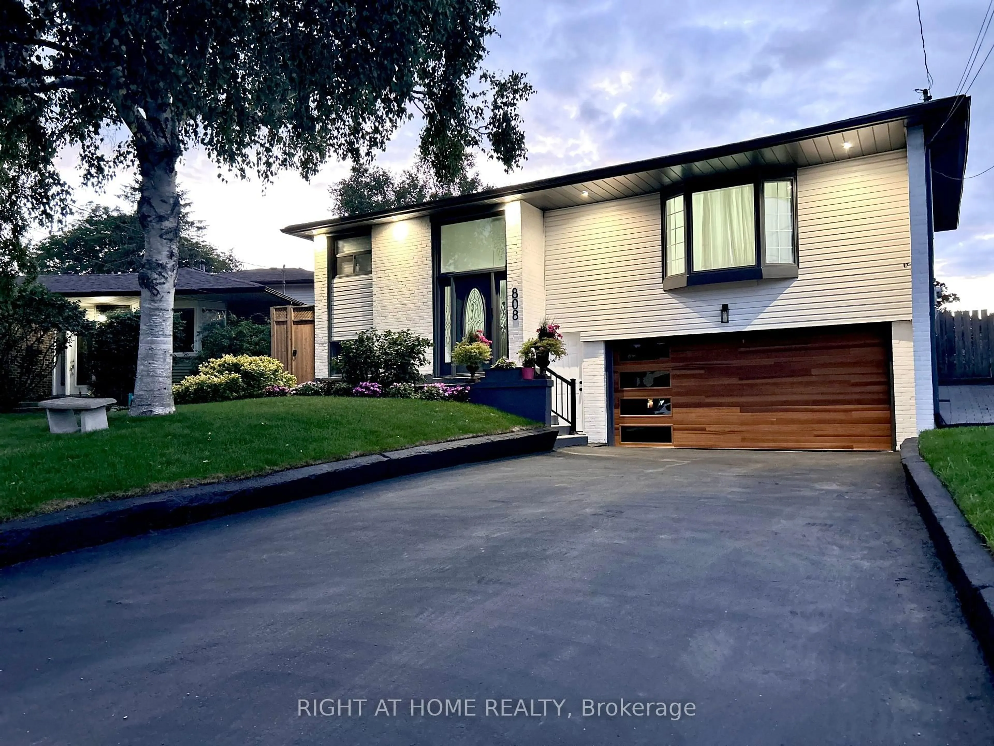 Unknown for 808 Sanok Dr, Pickering Ontario L1W 2P9