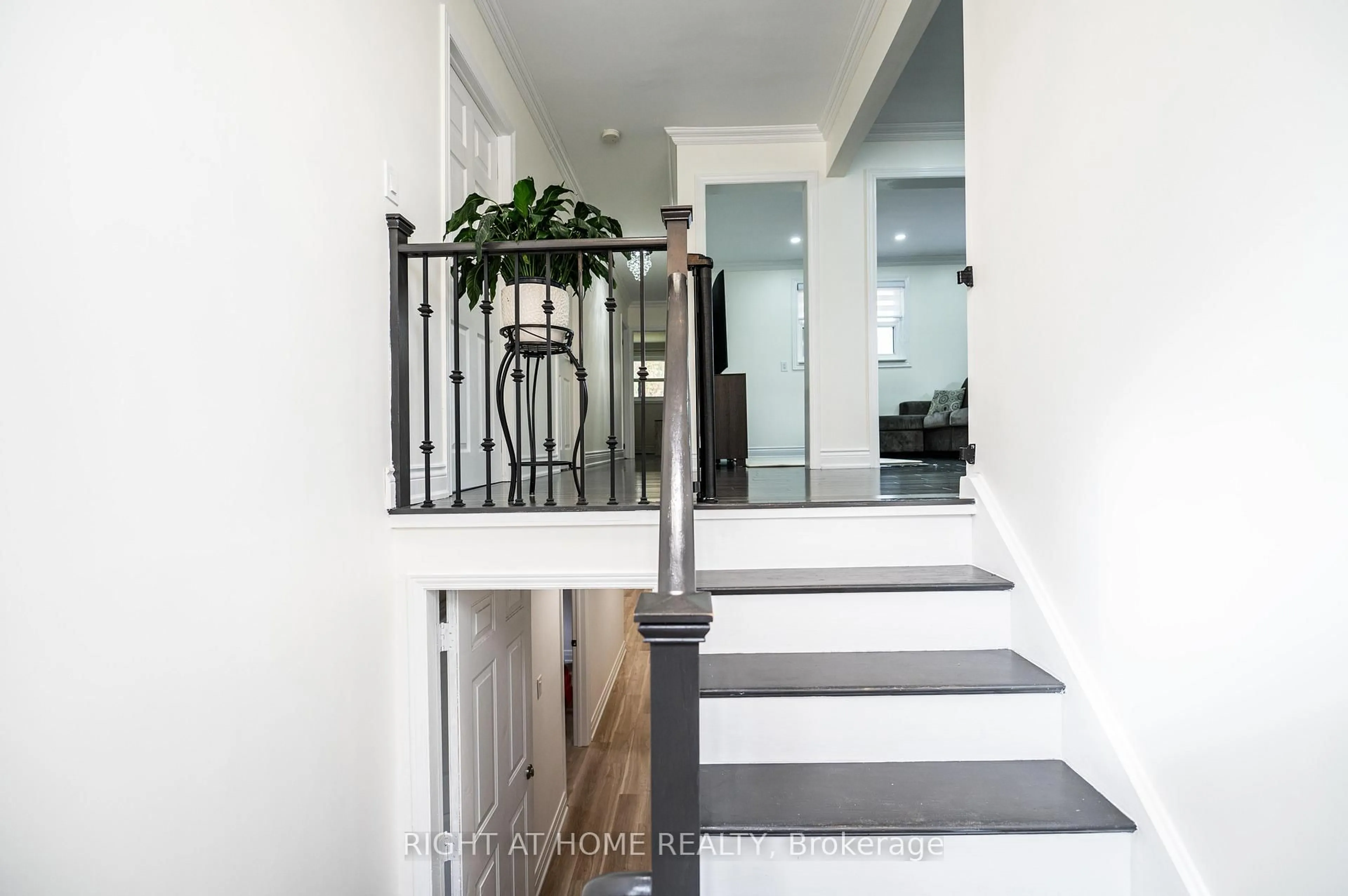 Indoor entryway for 808 Sanok Dr, Pickering Ontario L1W 2P9