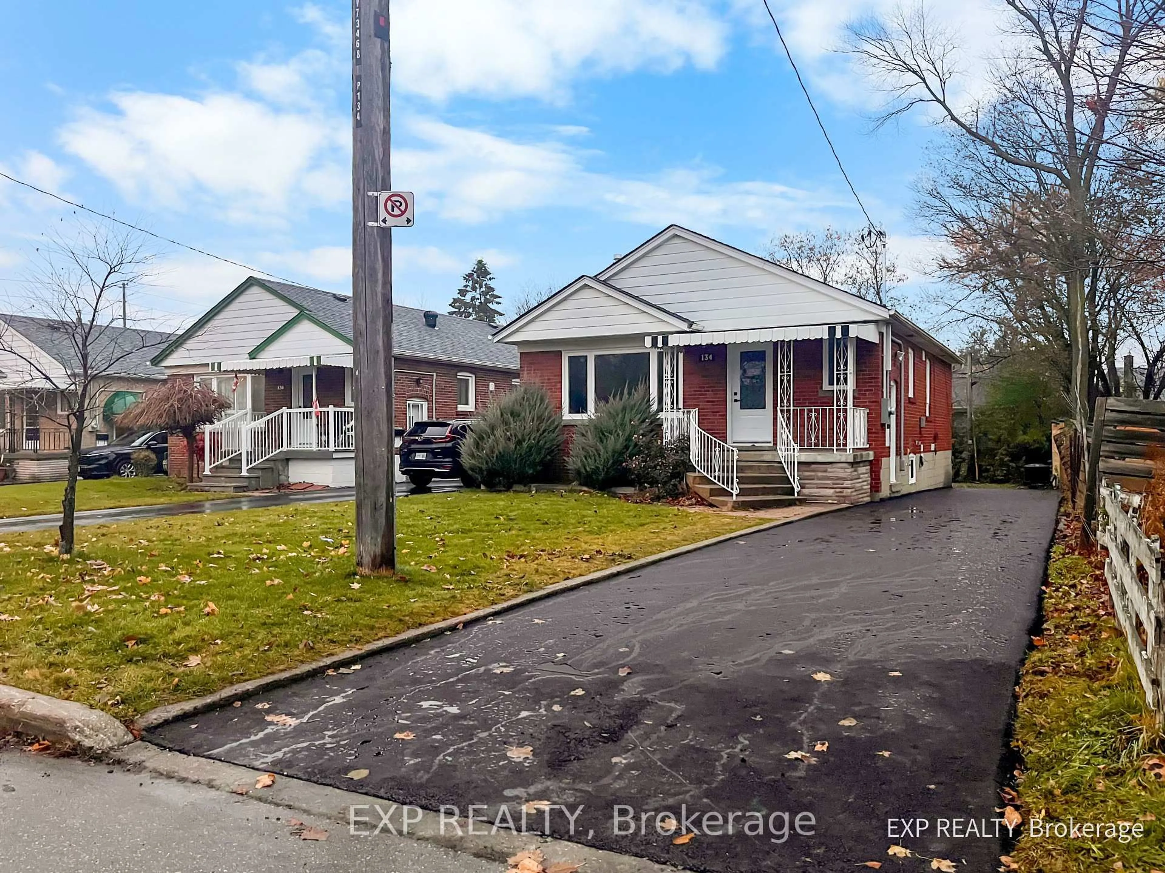 A pic from outside/outdoor area/front of a property/back of a property/a pic from drone, street for 134 Glenshephard Dr, Toronto Ontario M1K 4N6