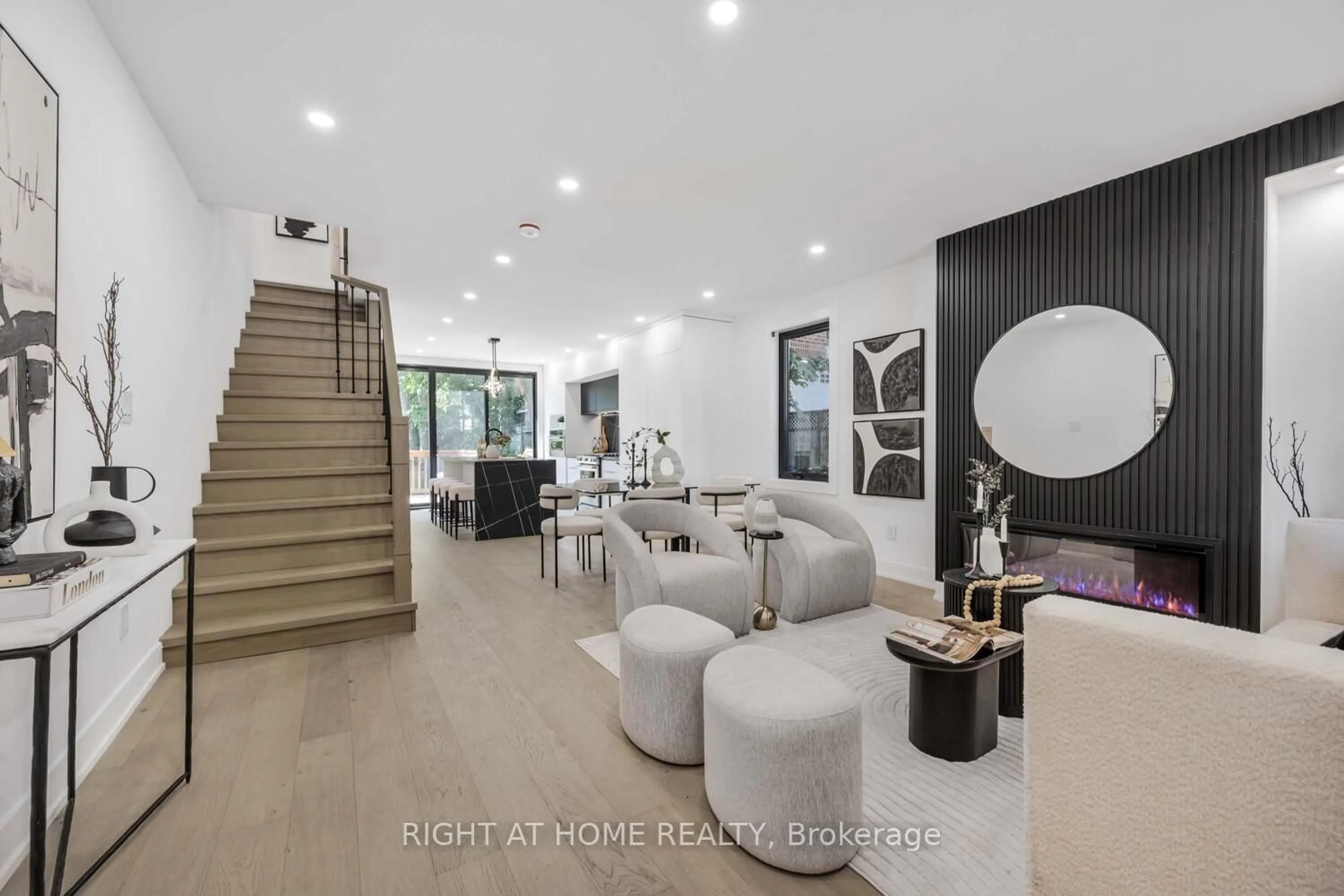 Unknown for 324 Lee Ave, Toronto Ontario M4E 2P8