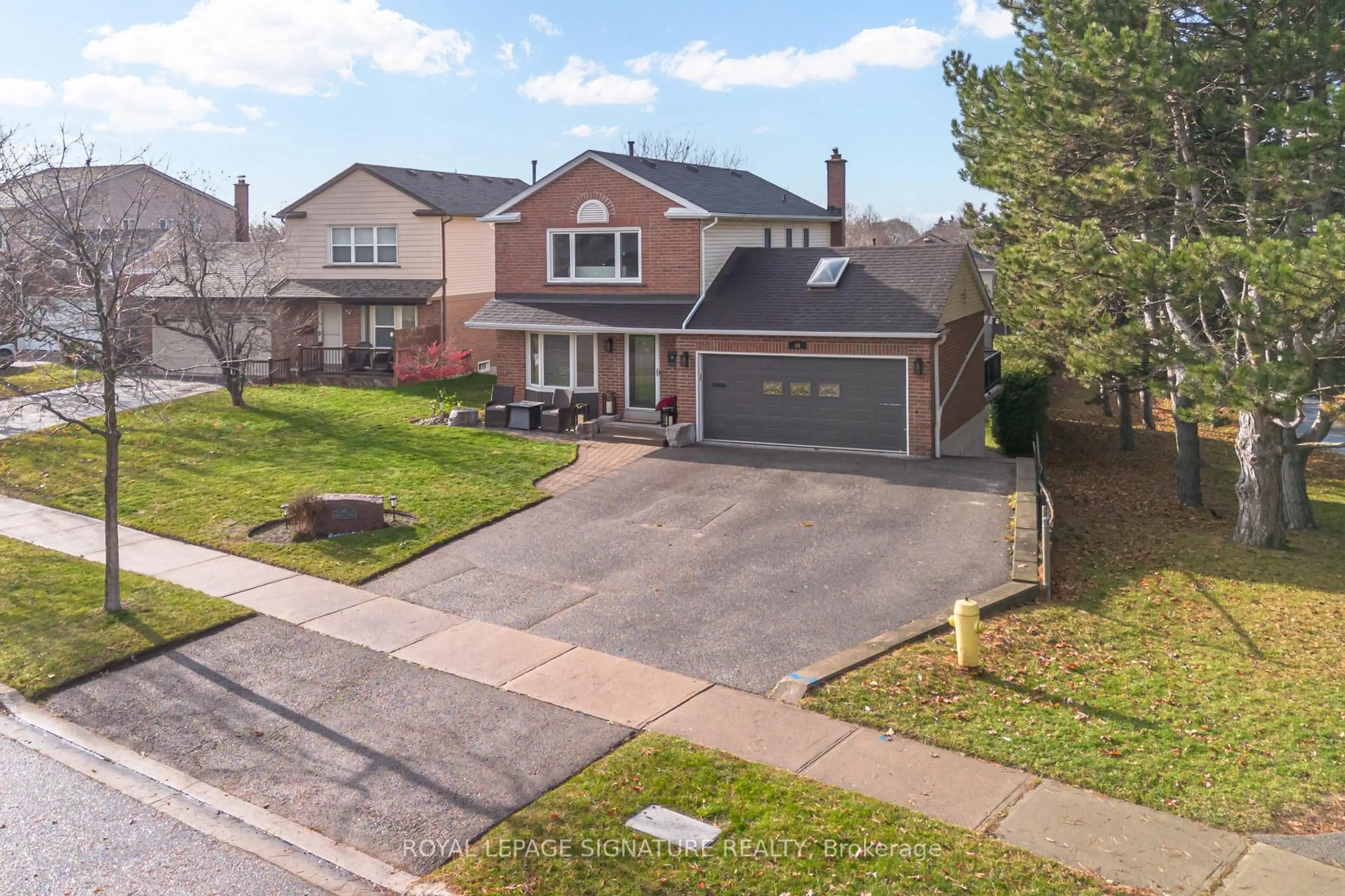 A pic from outside/outdoor area/front of a property/back of a property/a pic from drone, street for 40 Janedale Cres, Whitby Ontario L1N 6Z5