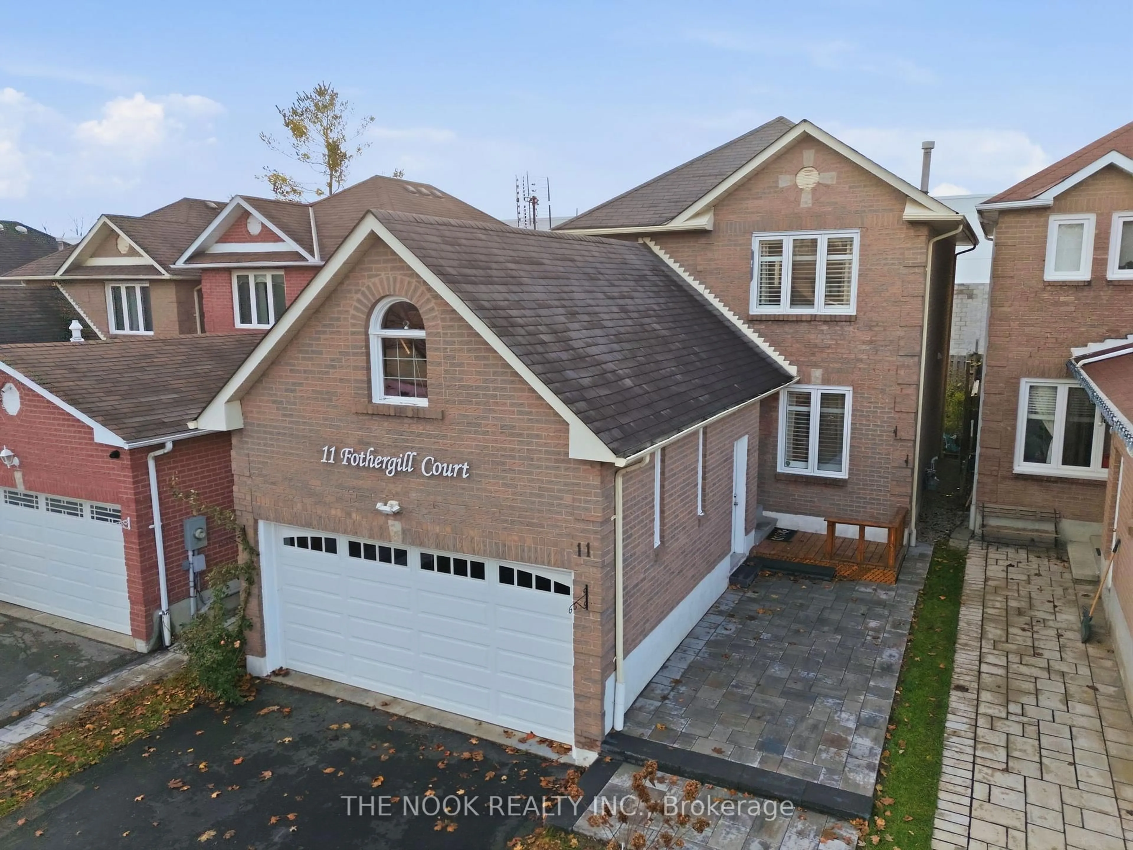A pic from outside/outdoor area/front of a property/back of a property/a pic from drone, street for 11 Fothergill Crt, Whitby Ontario L1P 1K8