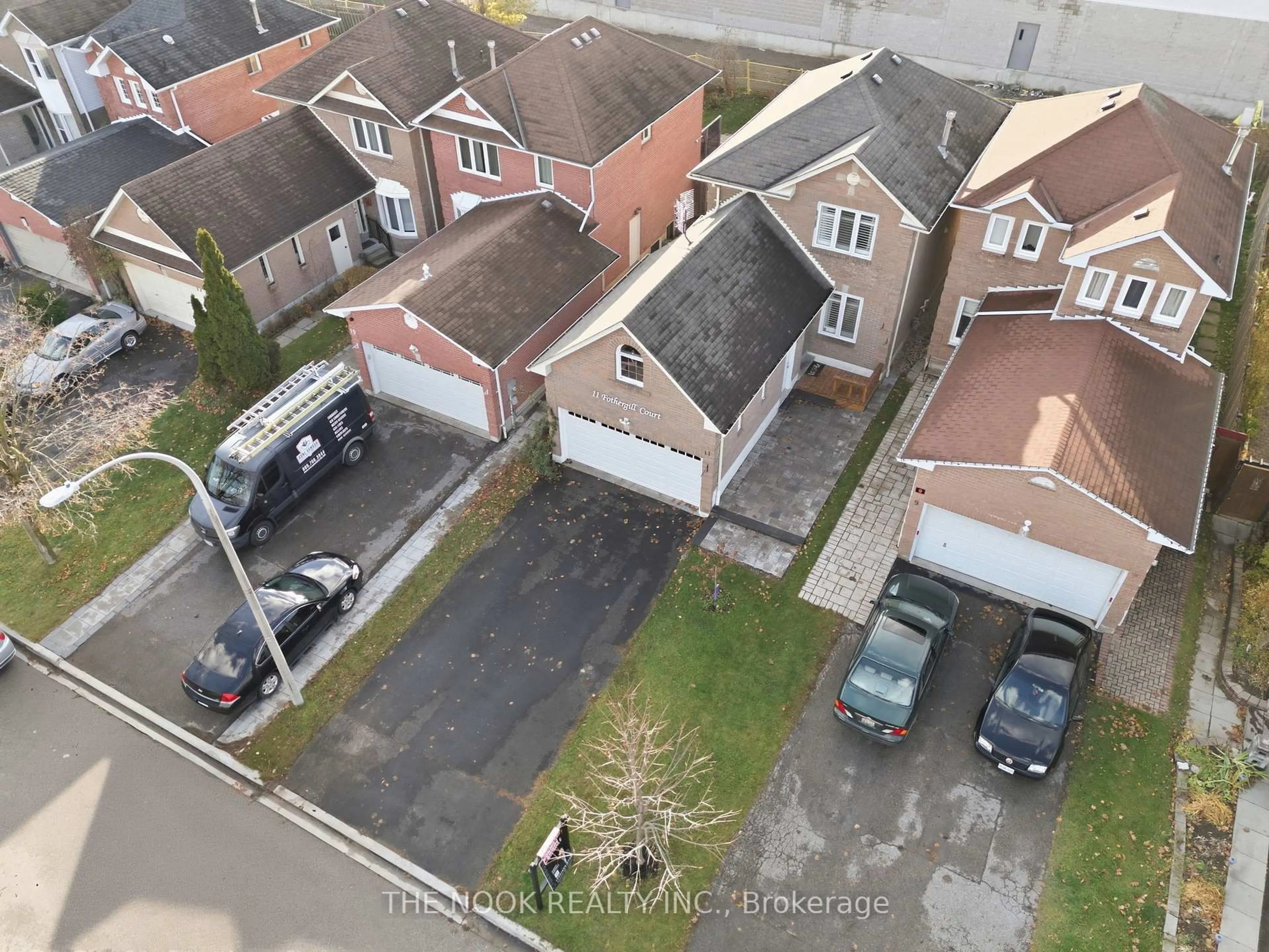 A pic from outside/outdoor area/front of a property/back of a property/a pic from drone, street for 11 Fothergill Crt, Whitby Ontario L1P 1K8