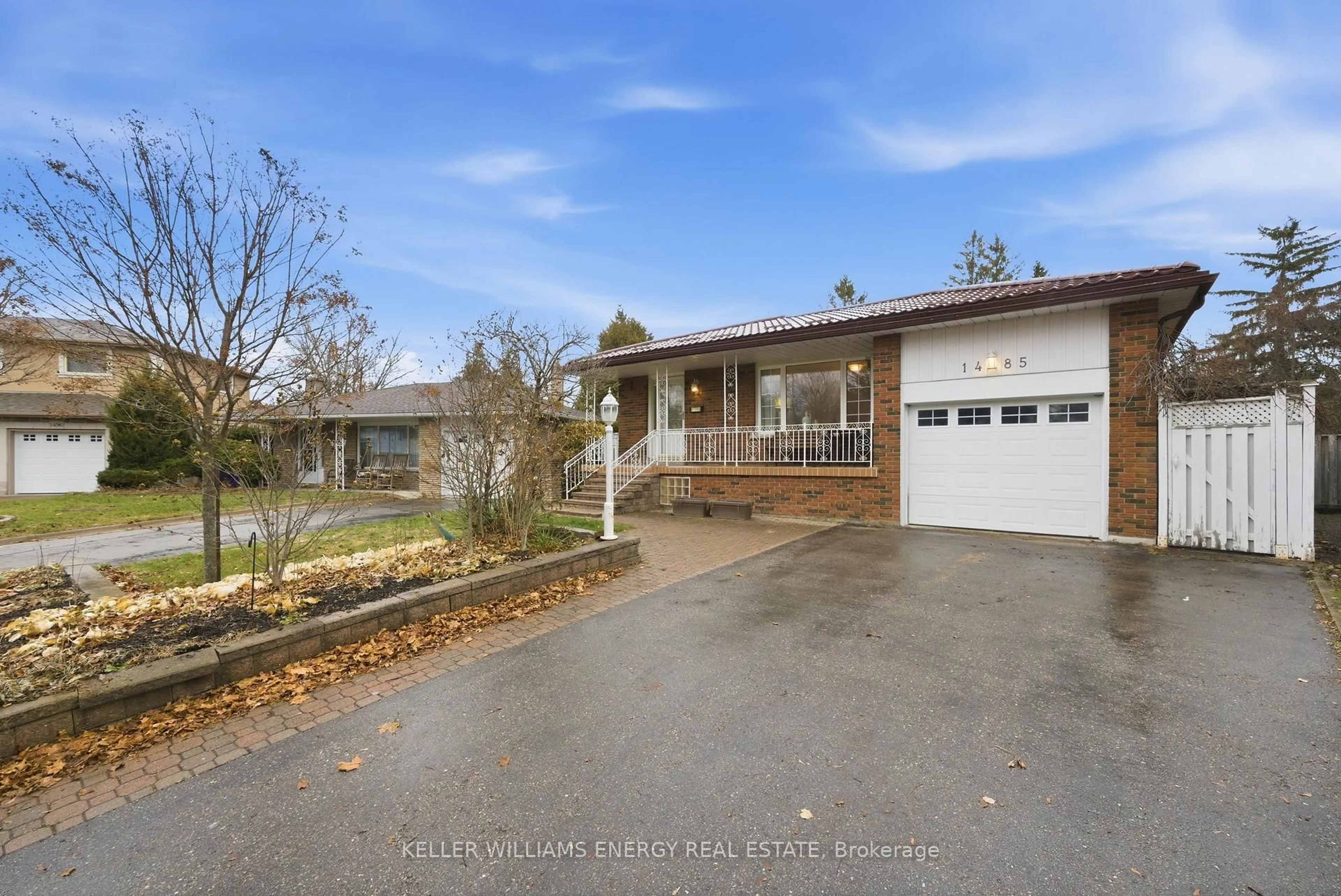 A pic from outside/outdoor area/front of a property/back of a property/a pic from drone, street for 1485 Oneida Crt, Oshawa Ontario L1G 4M7