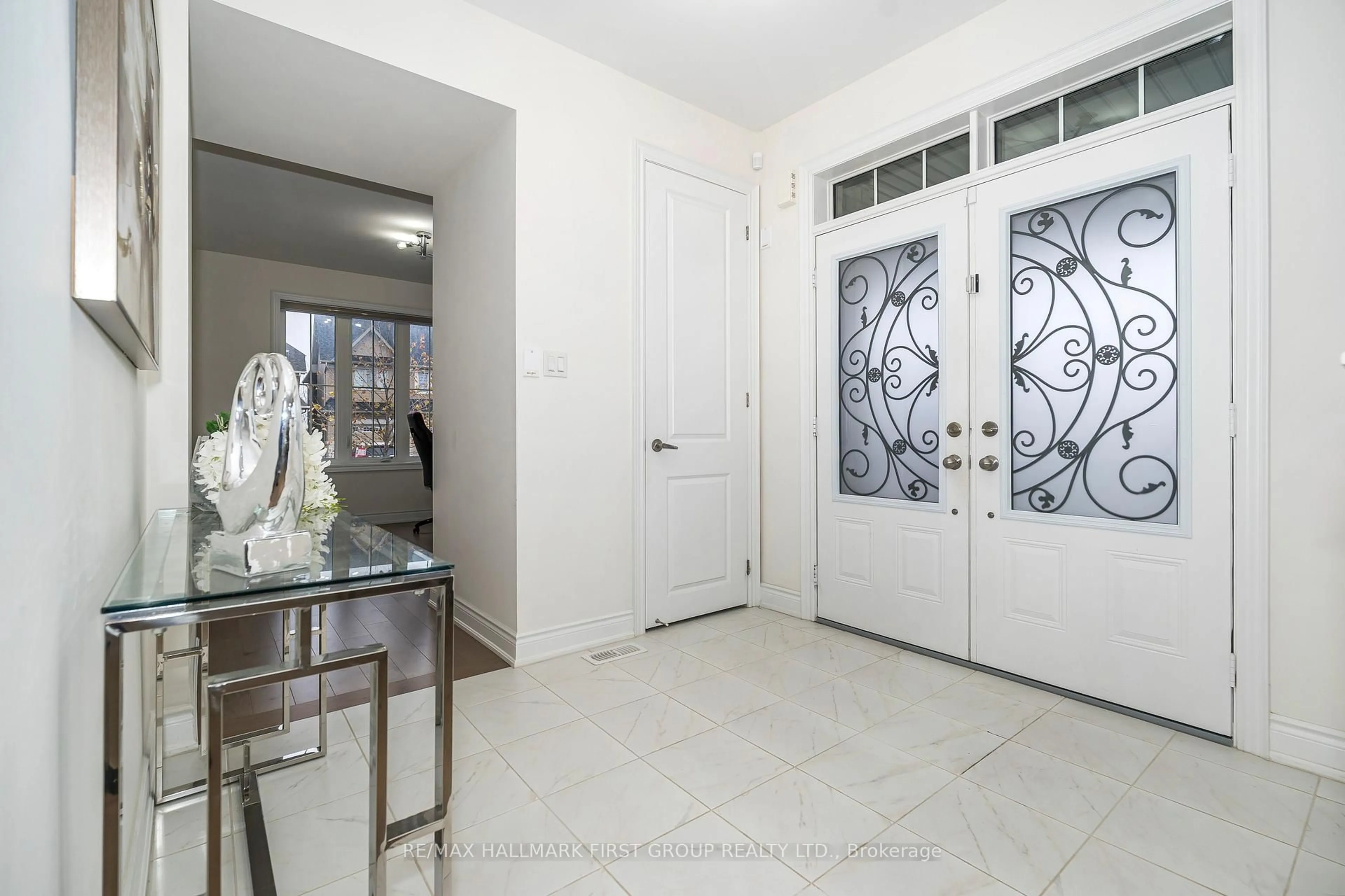 Indoor entryway for 136 Auckland DR Dr, Whitby Ontario L1P 0J2