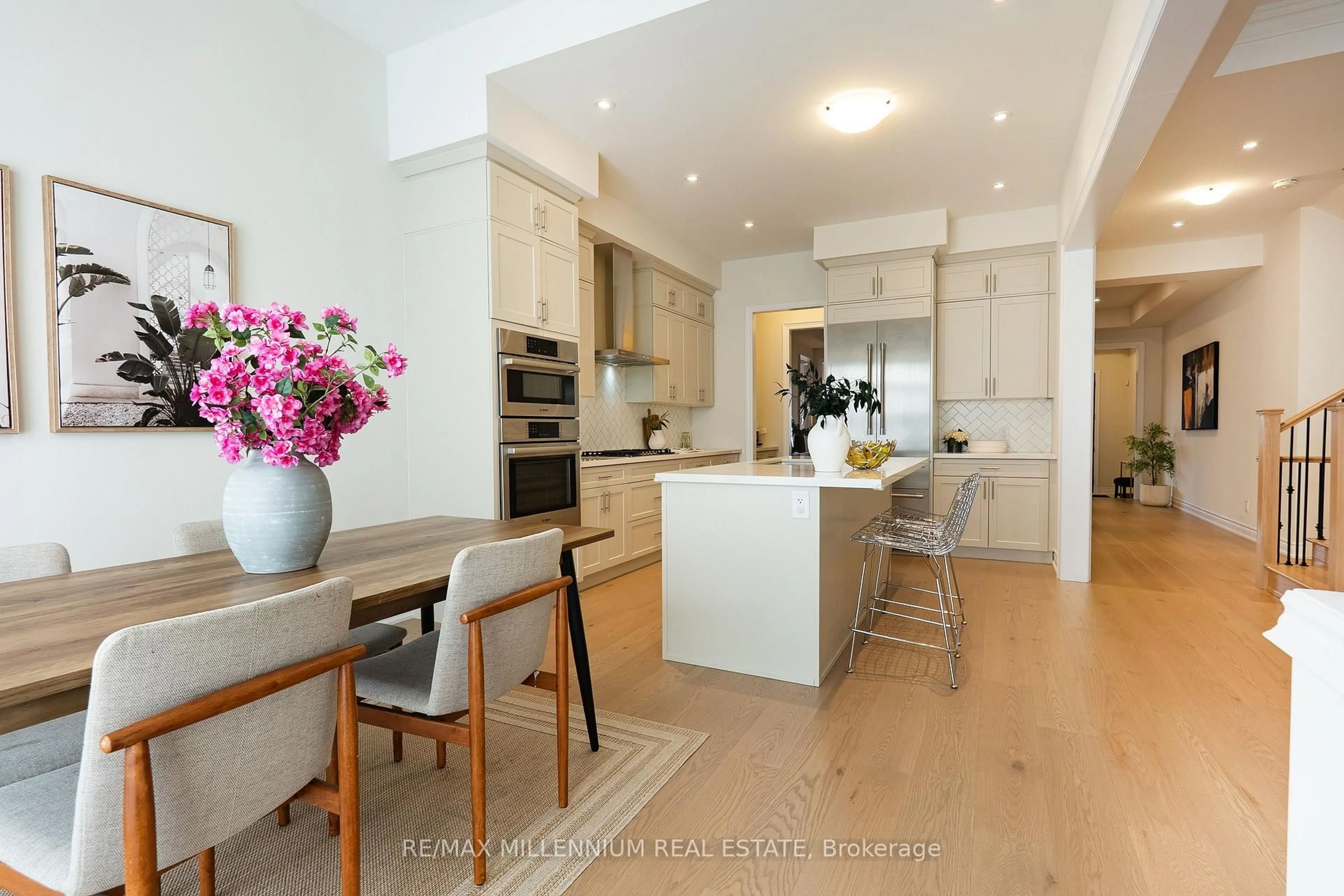 Contemporary kitchen, wood/laminate floor for 7 Spring Garden Crt, Whitby Ontario L1P 1Y4