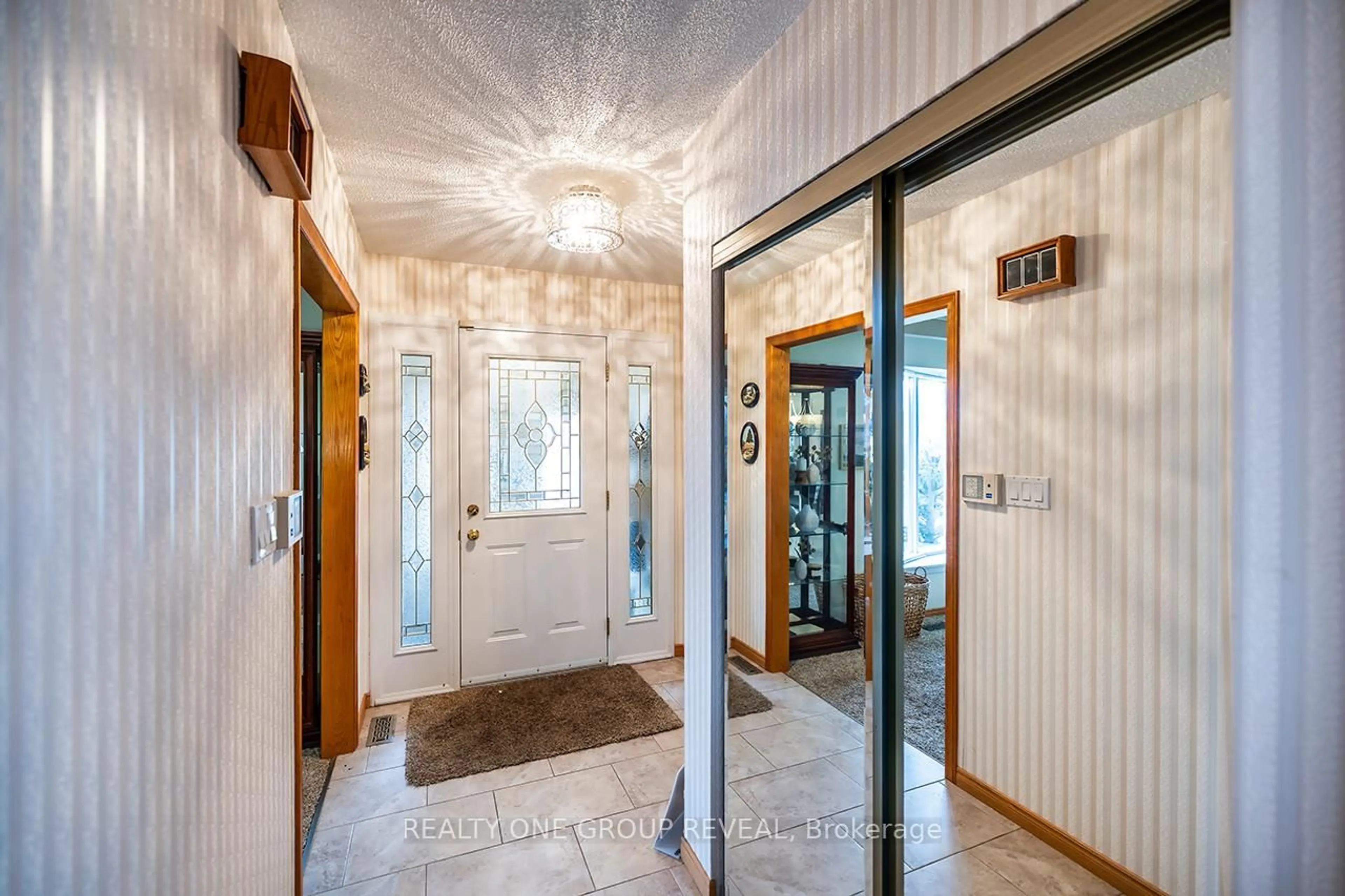 Indoor foyer for 79 Highcastle Rd, Toronto Ontario M1E 4N3