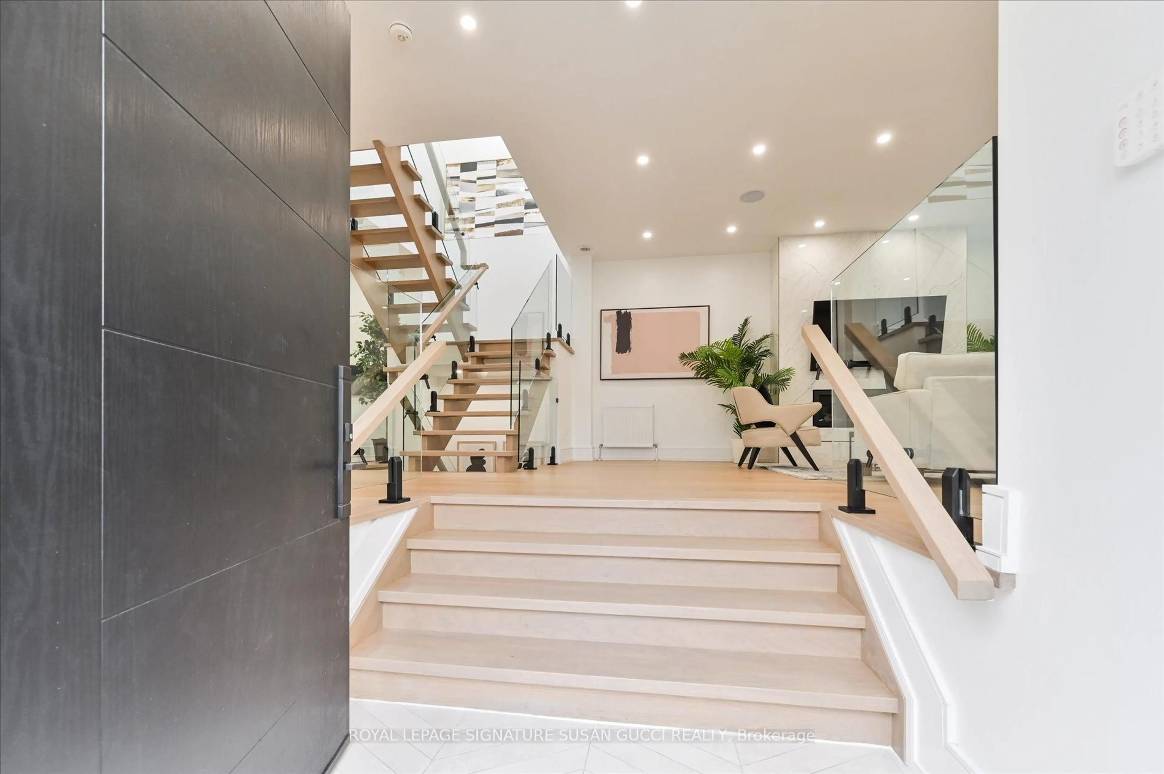 Indoor foyer for 32 Treadway Blvd, Toronto Ontario M4C 2Z7
