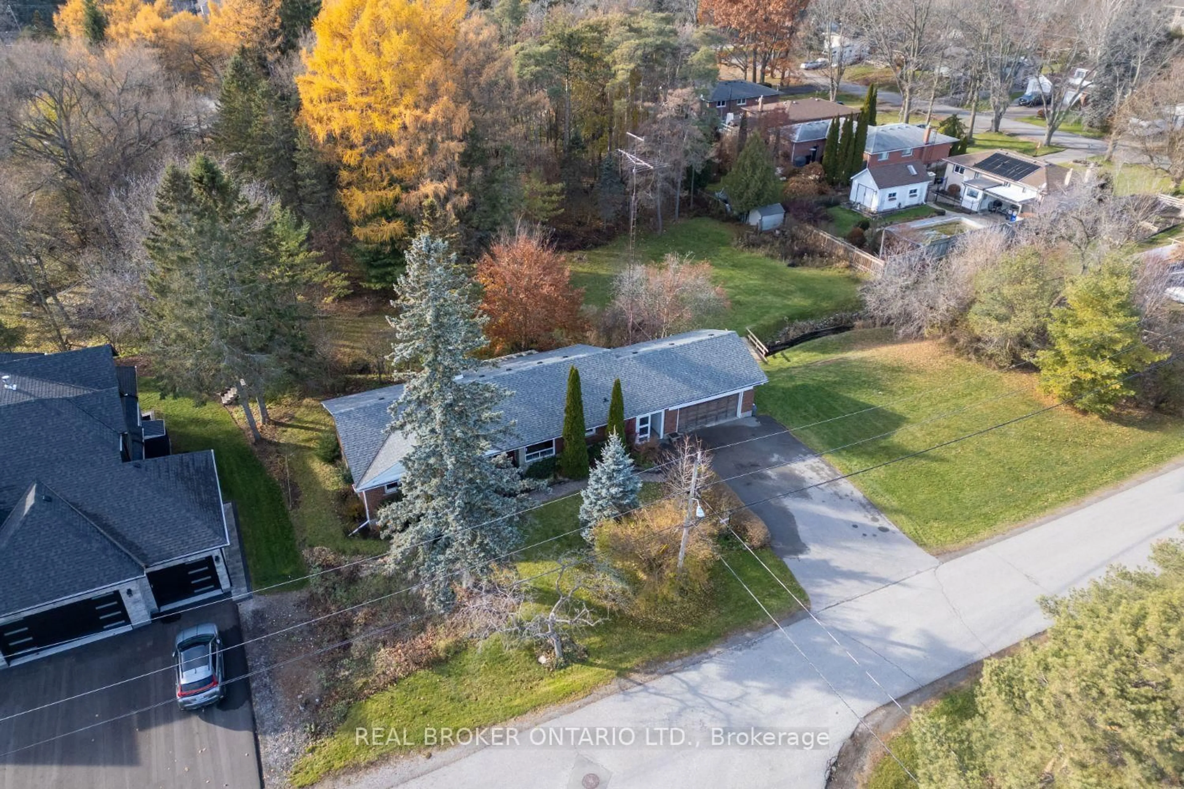 A pic from outside/outdoor area/front of a property/back of a property/a pic from drone, street for 276 Mill St, Clarington Ontario L1B 1J3