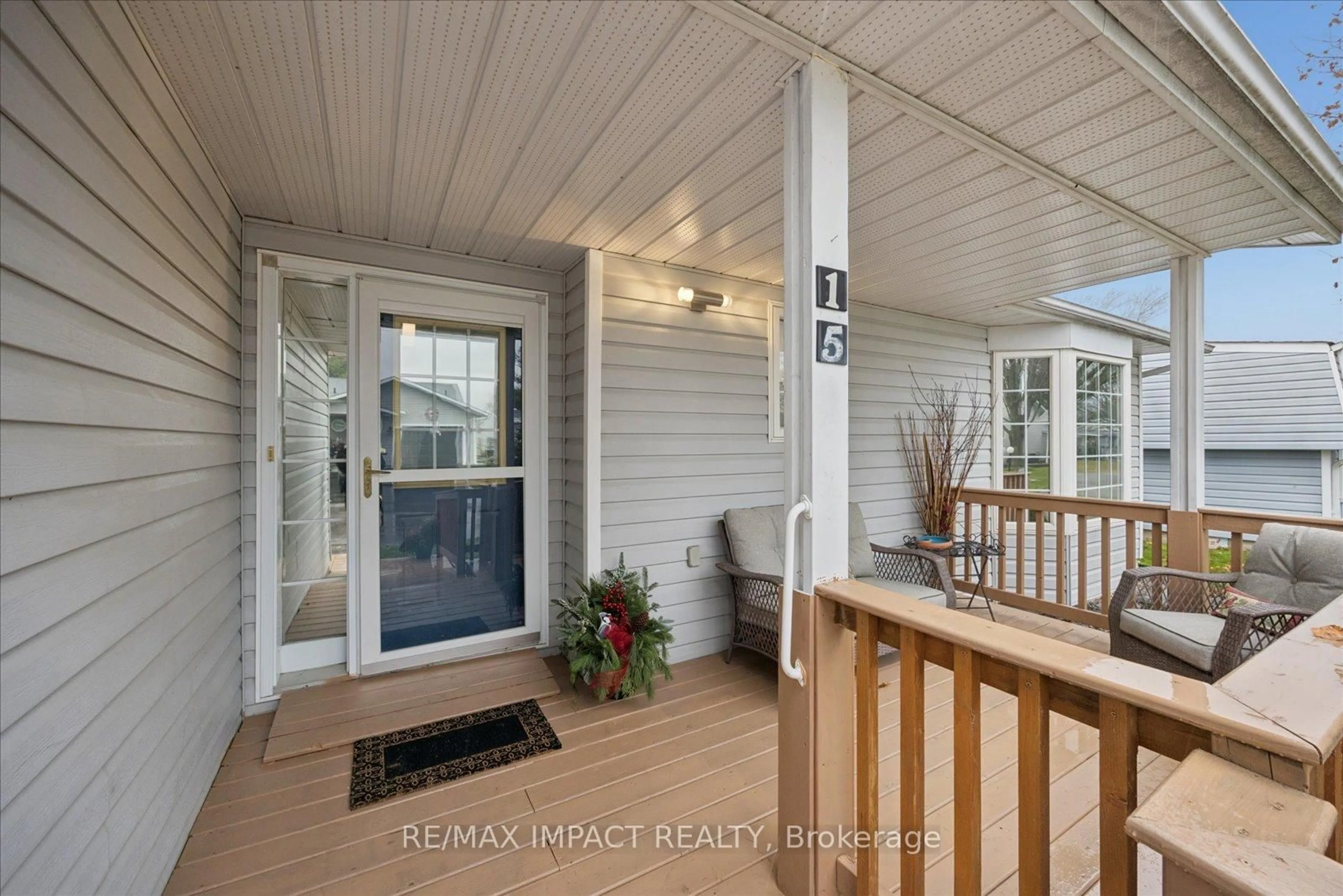 Indoor entryway for 15 Fairway Dr, Clarington Ontario L1B 1B3