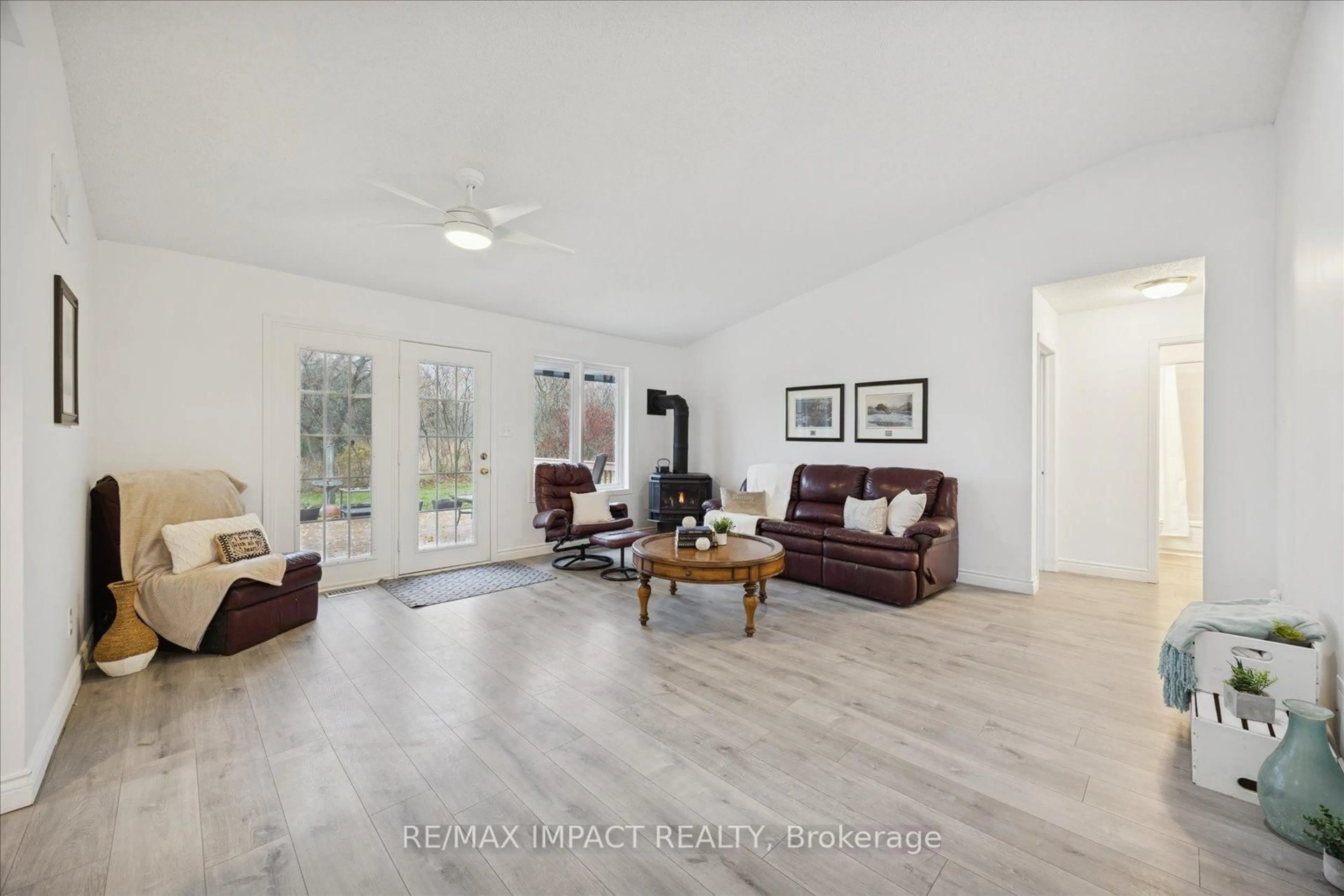 Living room with furniture, unknown for 15 Fairway Dr, Clarington Ontario L1B 1B3