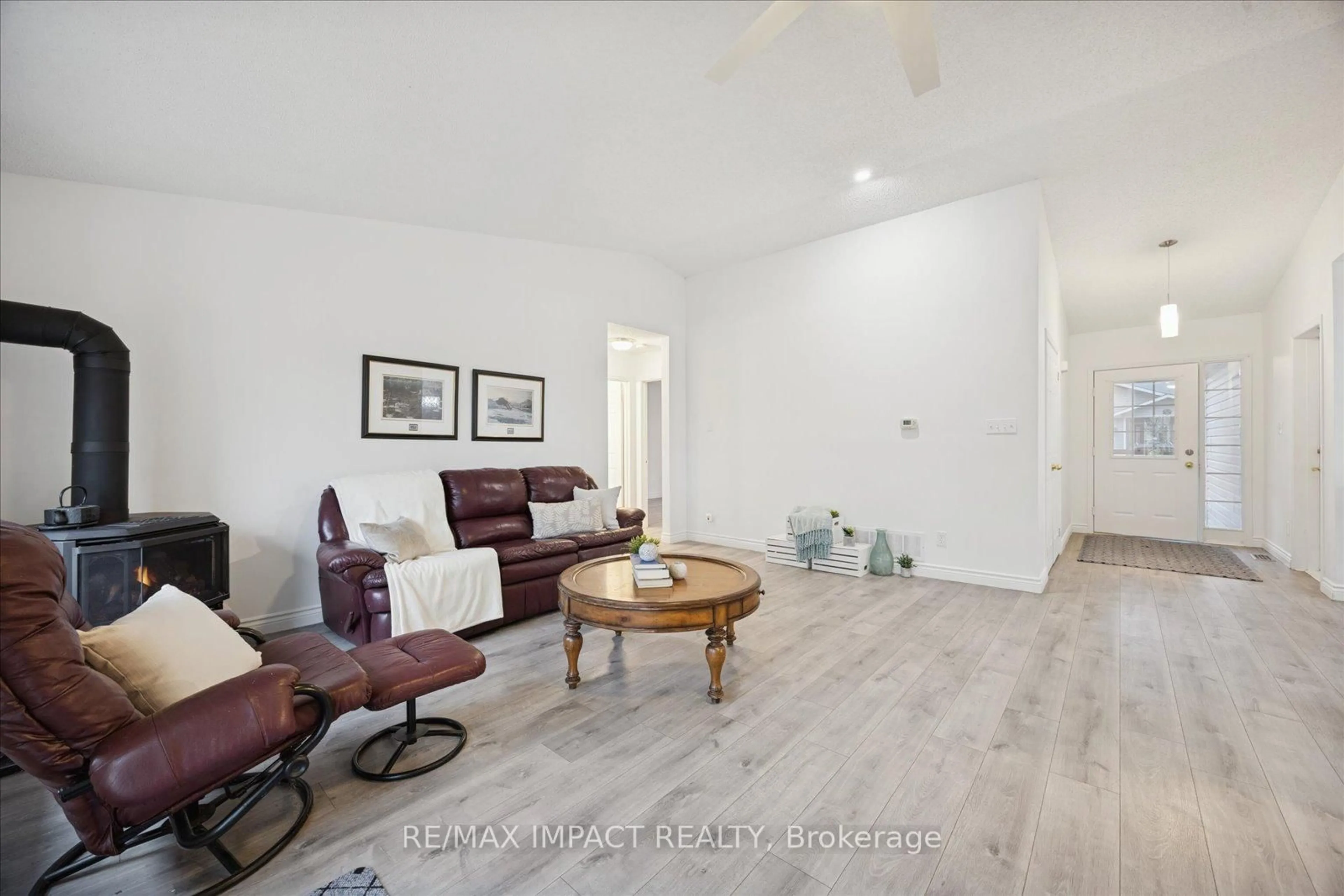 Living room with furniture, unknown for 15 Fairway Dr, Clarington Ontario L1B 1B3